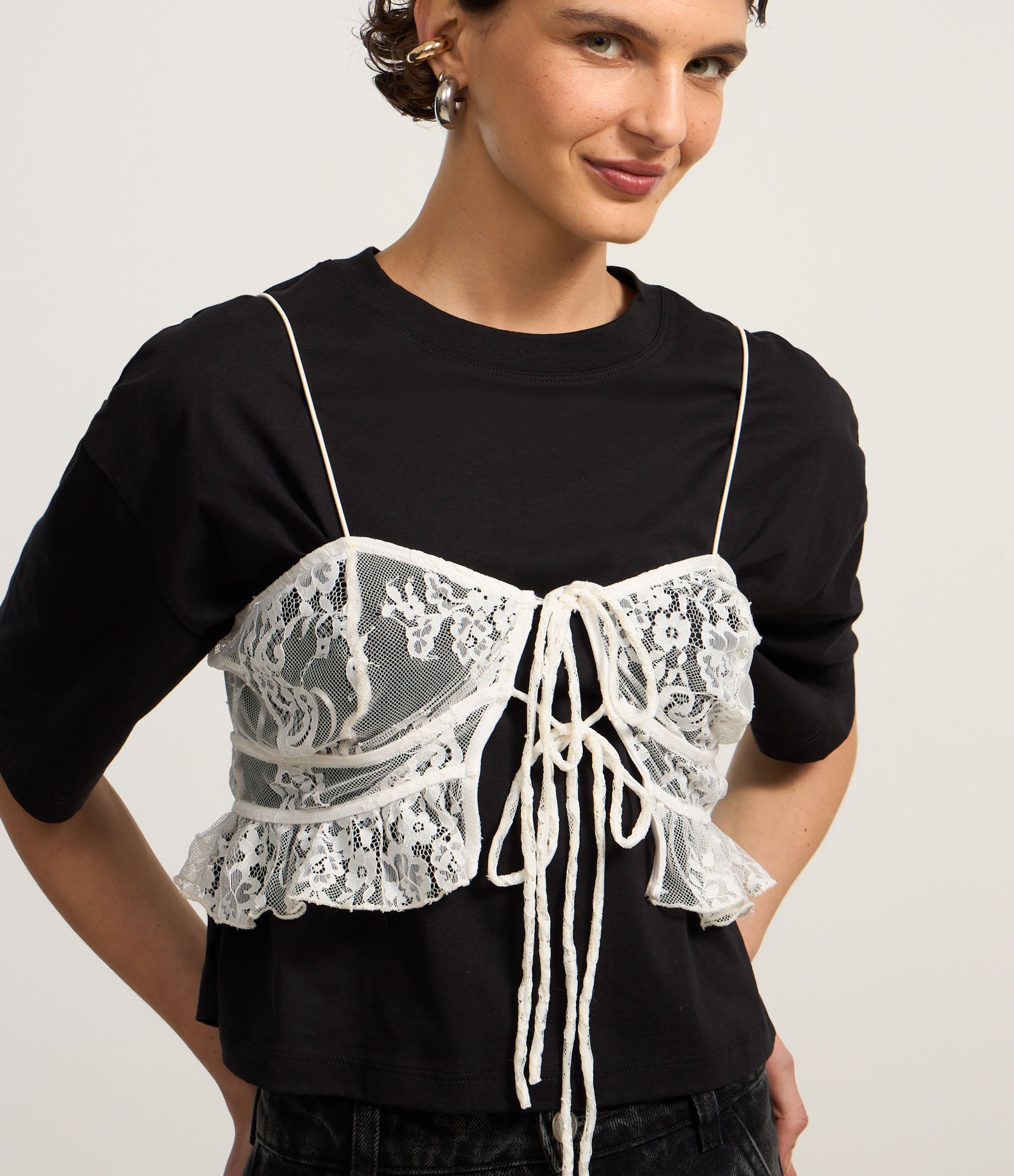 Blusa Cropped em Renda com Alça Rabo de Rato e Babado na Barra Branco 3