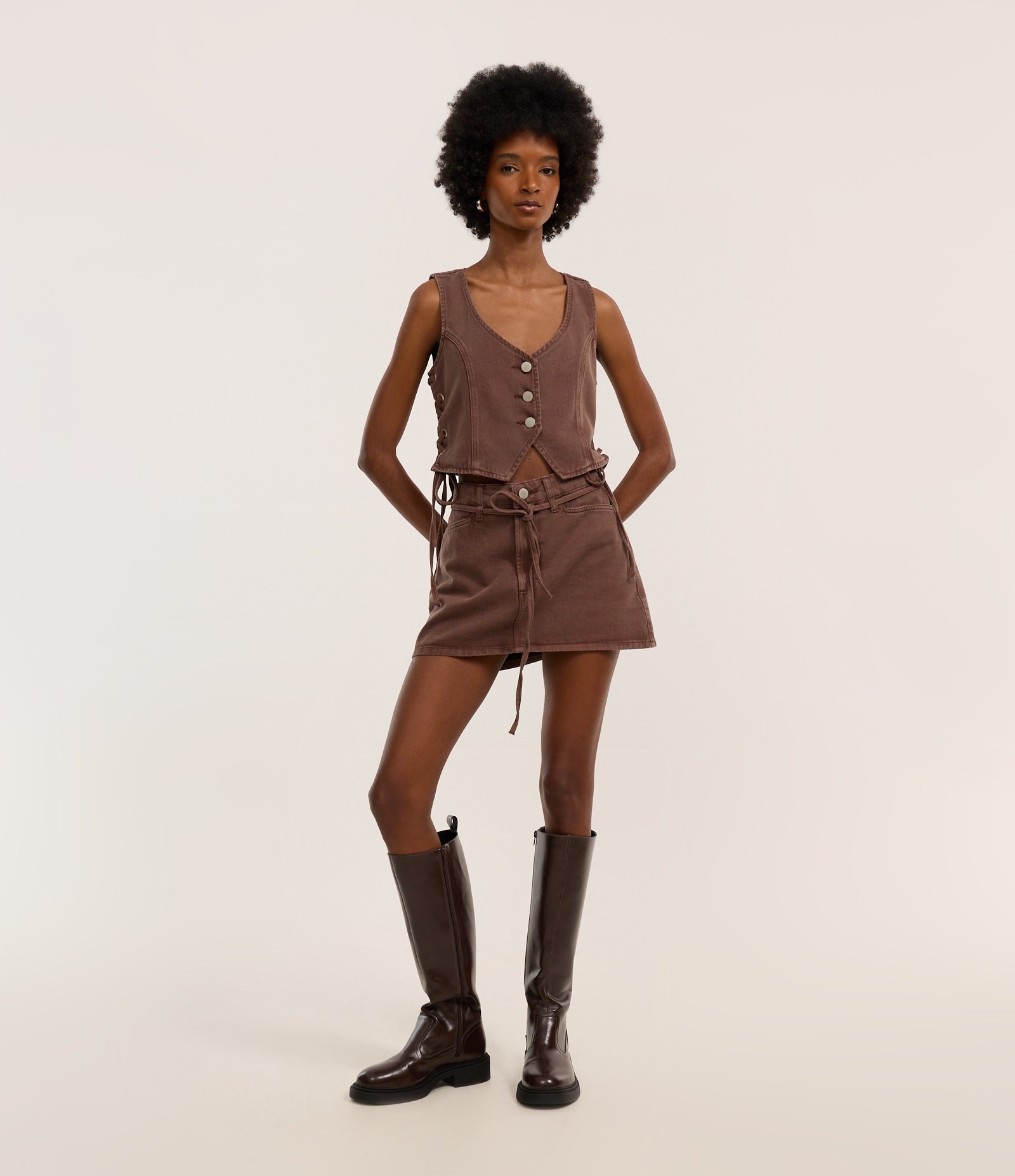 Mini Saia em Jeans com Tingimento Cationizado e Amarração no Cós Marrom 1