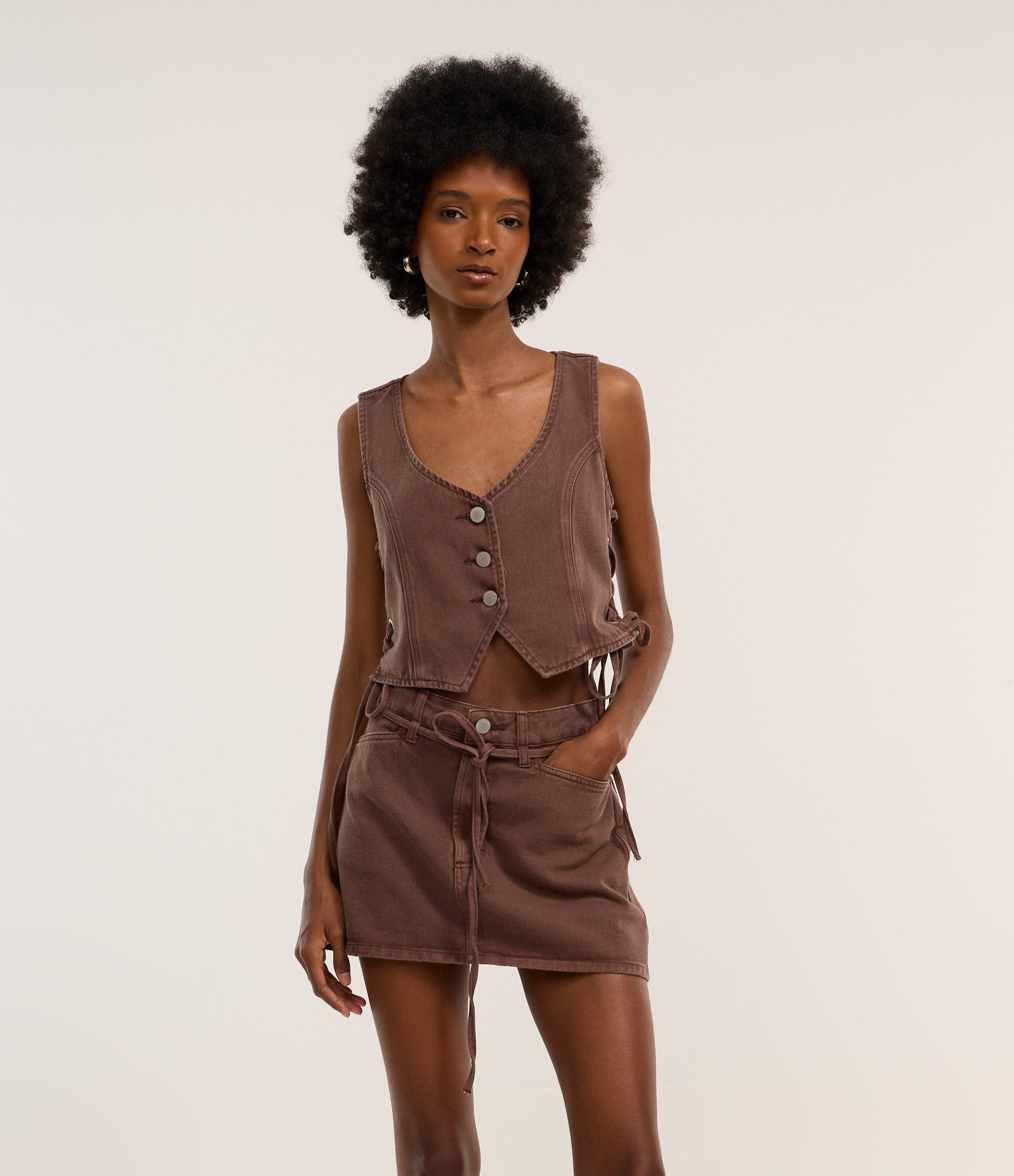 Mini Saia em Jeans com Tingimento Cationizado e Amarração no Cós Marrom 2