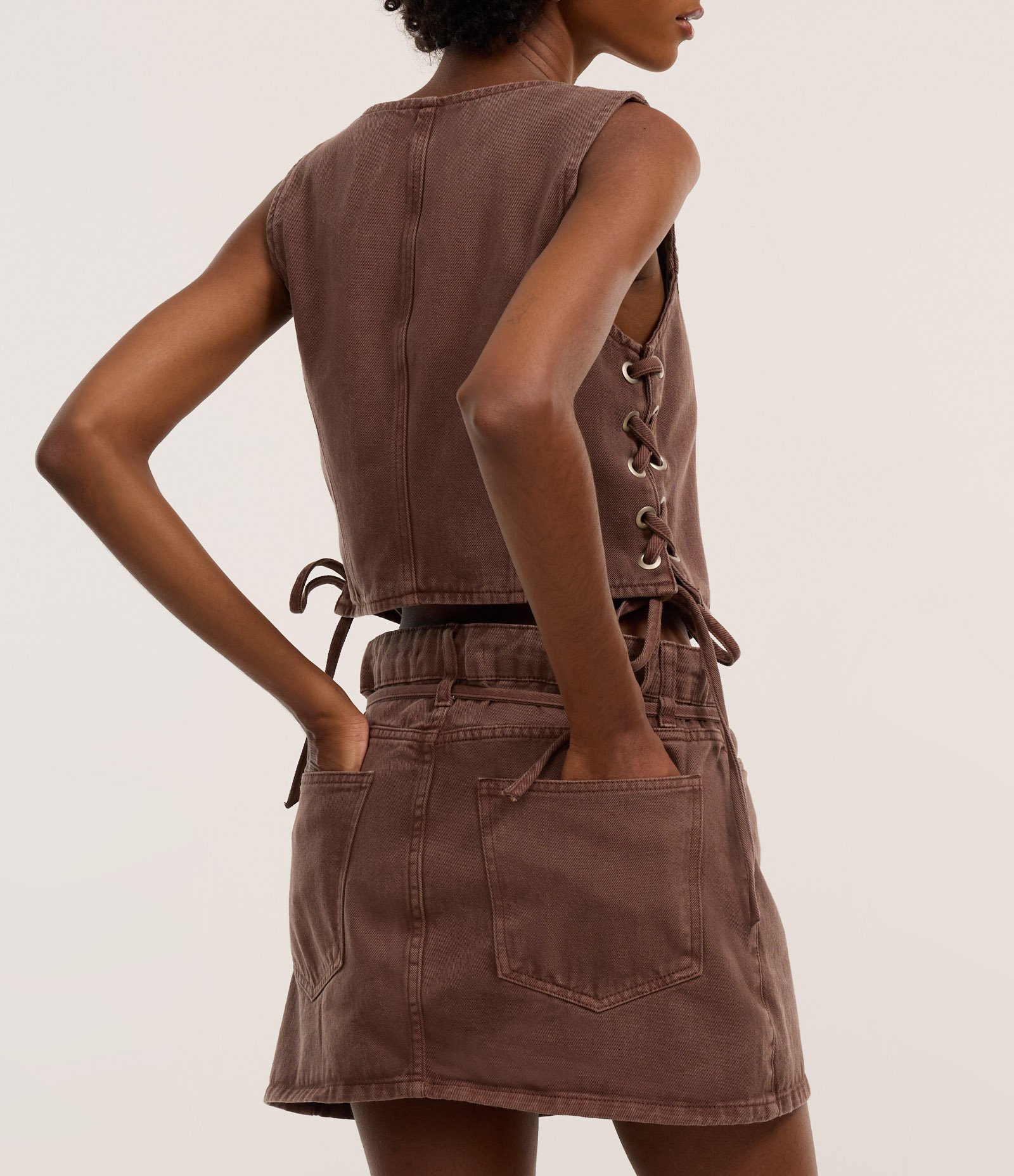 Mini Saia em Jeans com Tingimento Cationizado e Amarração no Cós Marrom 4