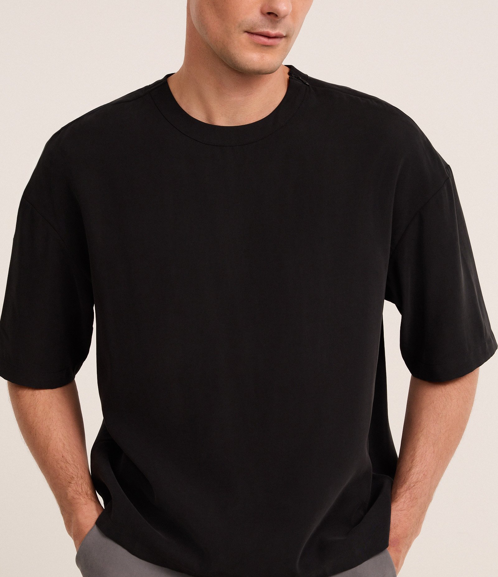 Camiseta Boxy em Modal com Gola Redonda Preto 3