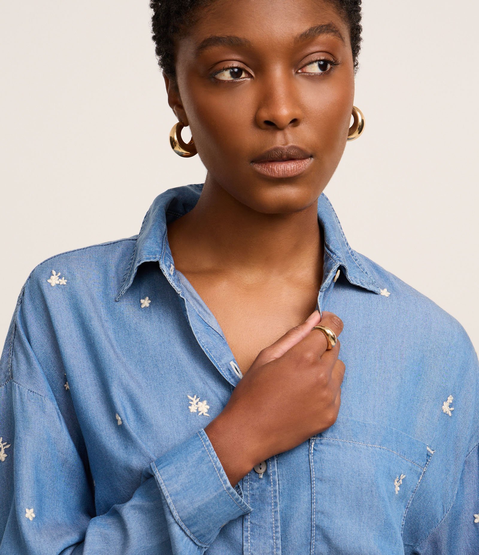 Camisa em Jeans com Flores Bordadas Azul 3