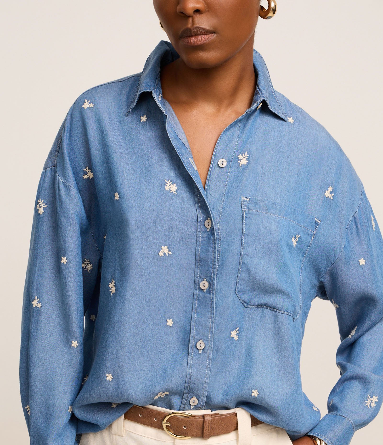 Camisa em Jeans com Flores Bordadas Azul 4