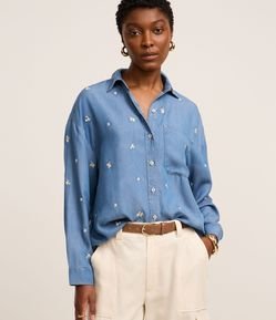 Camisa em Jeans com Flores Bordadas