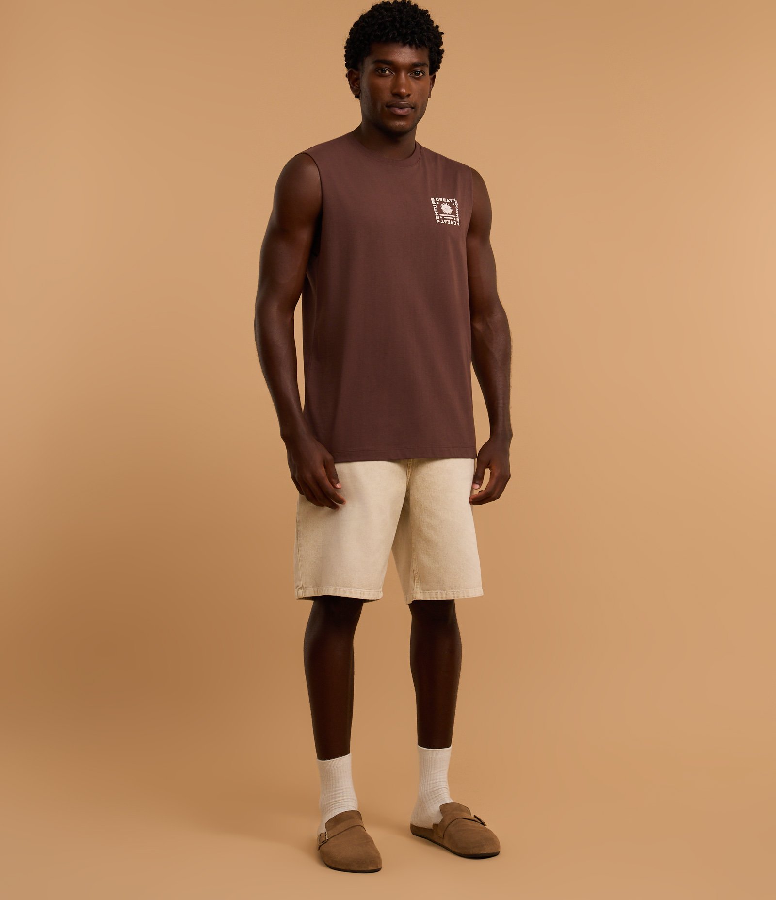 Regata em Algodão Estampa Localizada Great Venture Journey Marrom 2