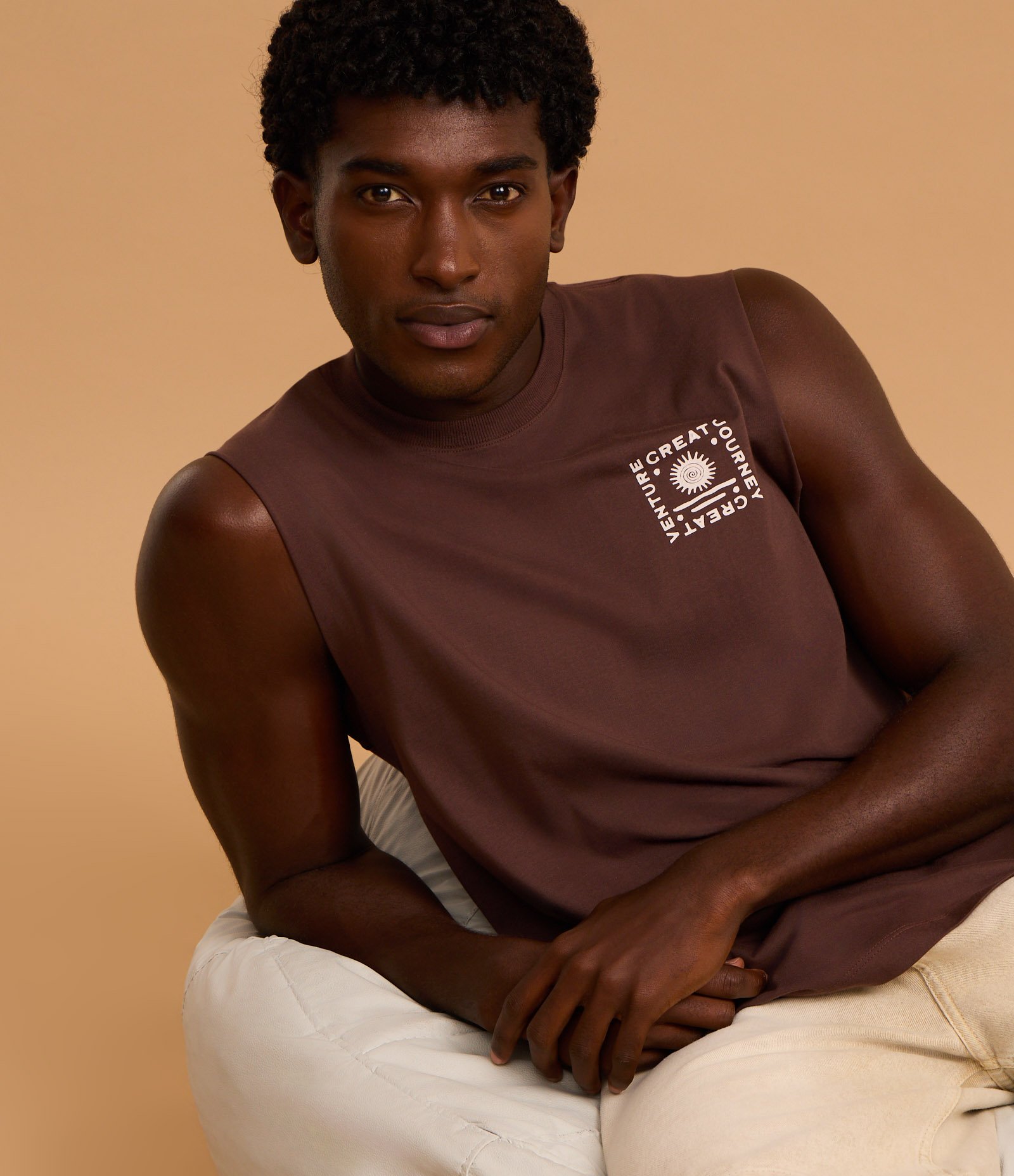 Regata em Algodão Estampa Localizada Great Venture Journey Marrom 3