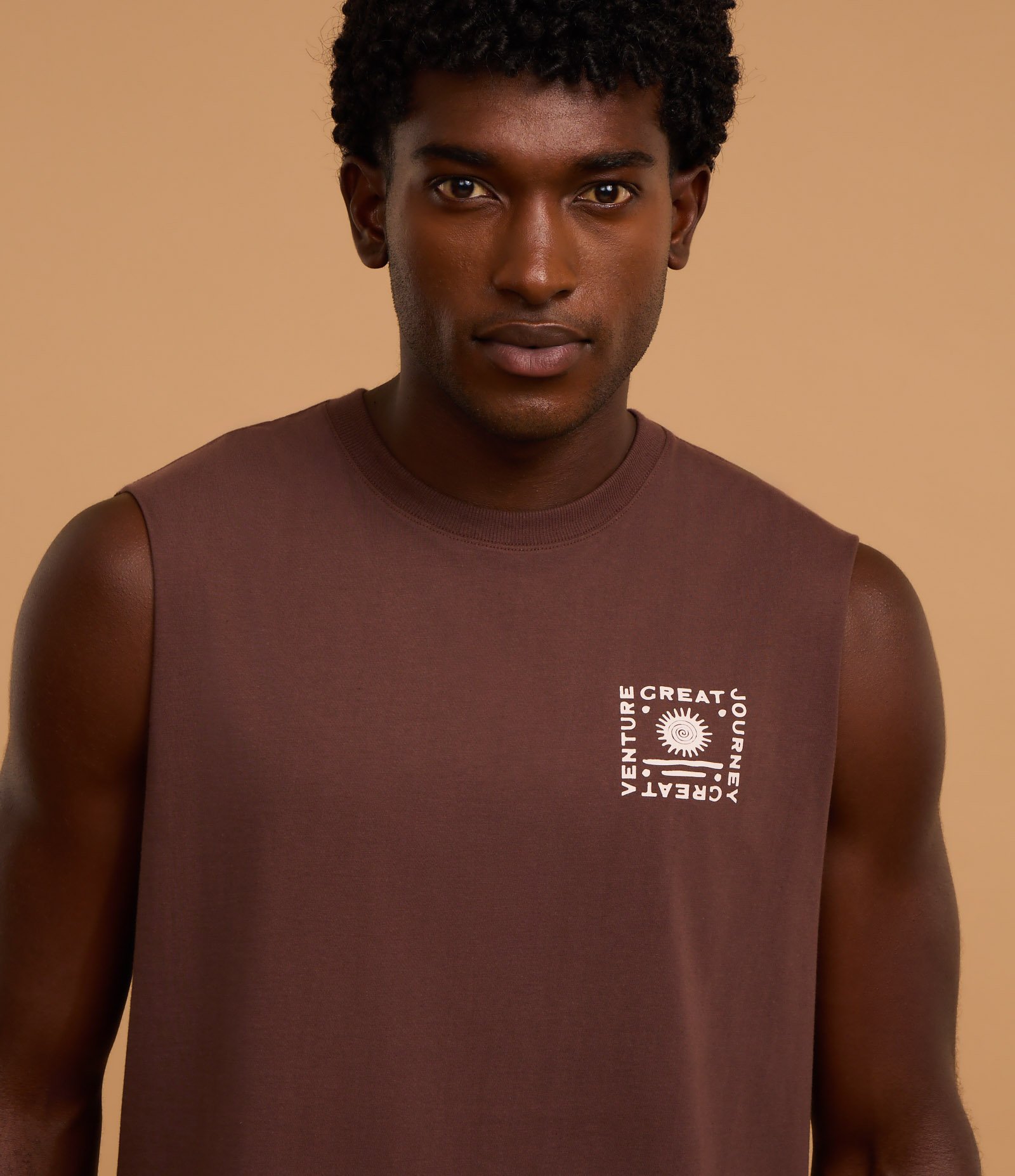 Regata em Algodão Estampa Localizada Great Venture Journey Marrom 4