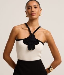 Blusa em Ribana com Flor de Tecido na Gola Halter