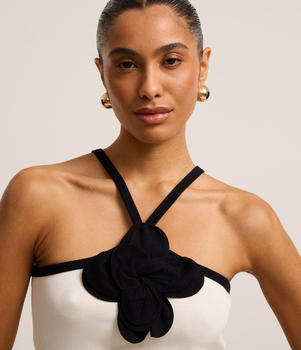 Blusa em Ribana com Flor de Tecido na Gola Halter Off White
