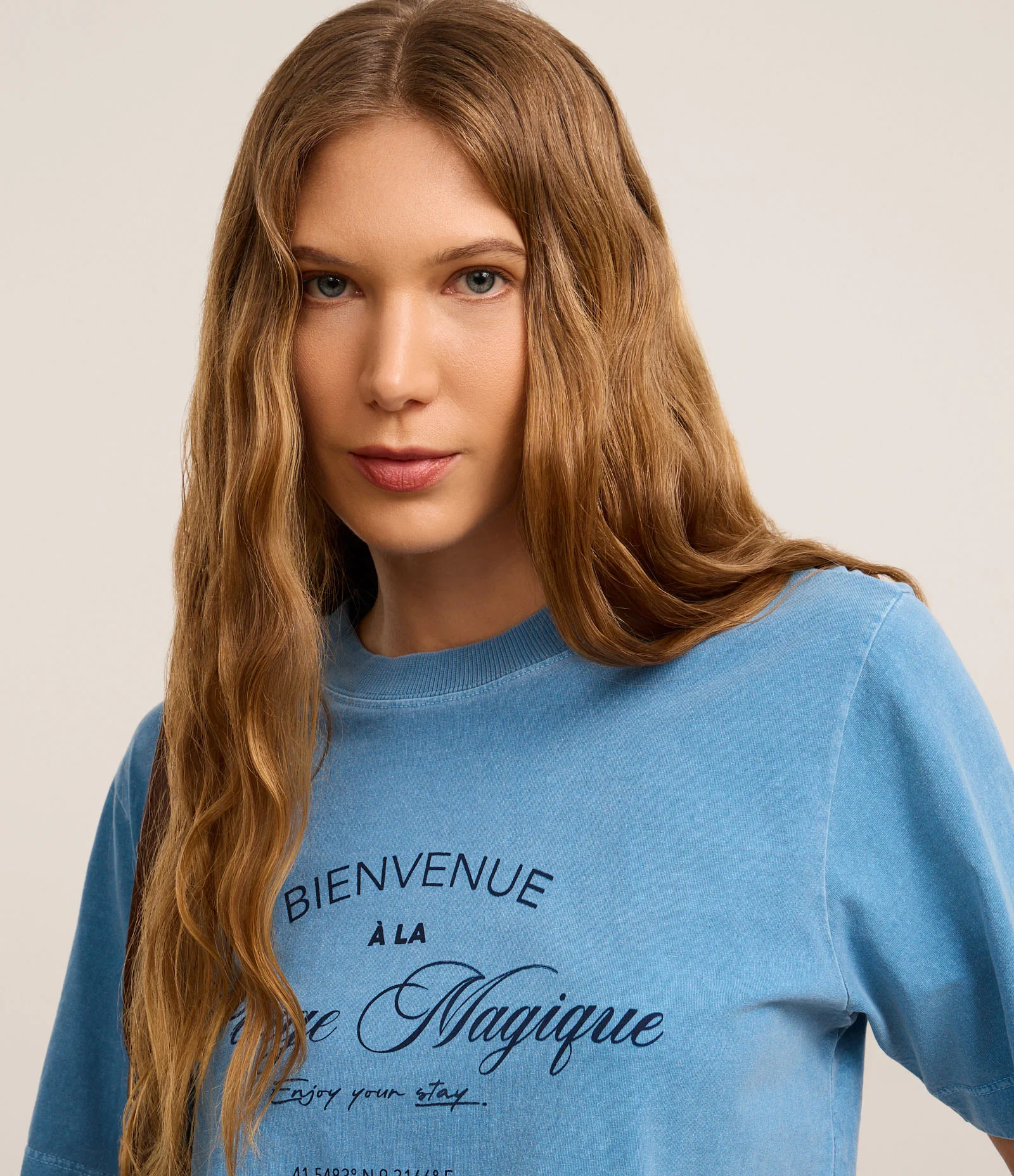 Camiseta Regular em Algodão Estonado Estampa Lettering Azul 4