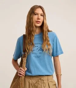 Camiseta Regular em Algodão Estonado Estampa Lettering