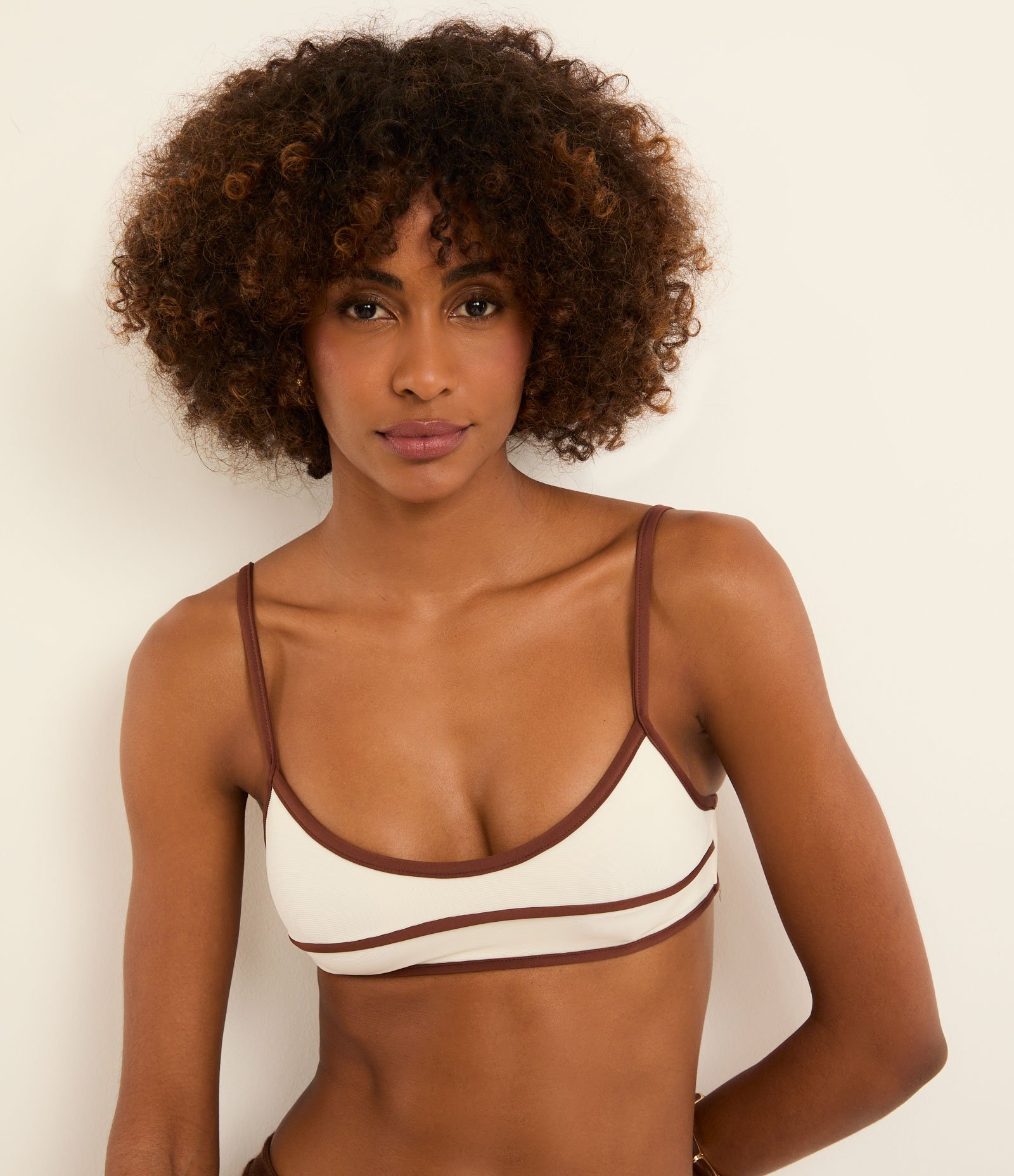 Biquíni Top Camisetinha em Microfibra Texturizada com Viés Contrastante Branco 1