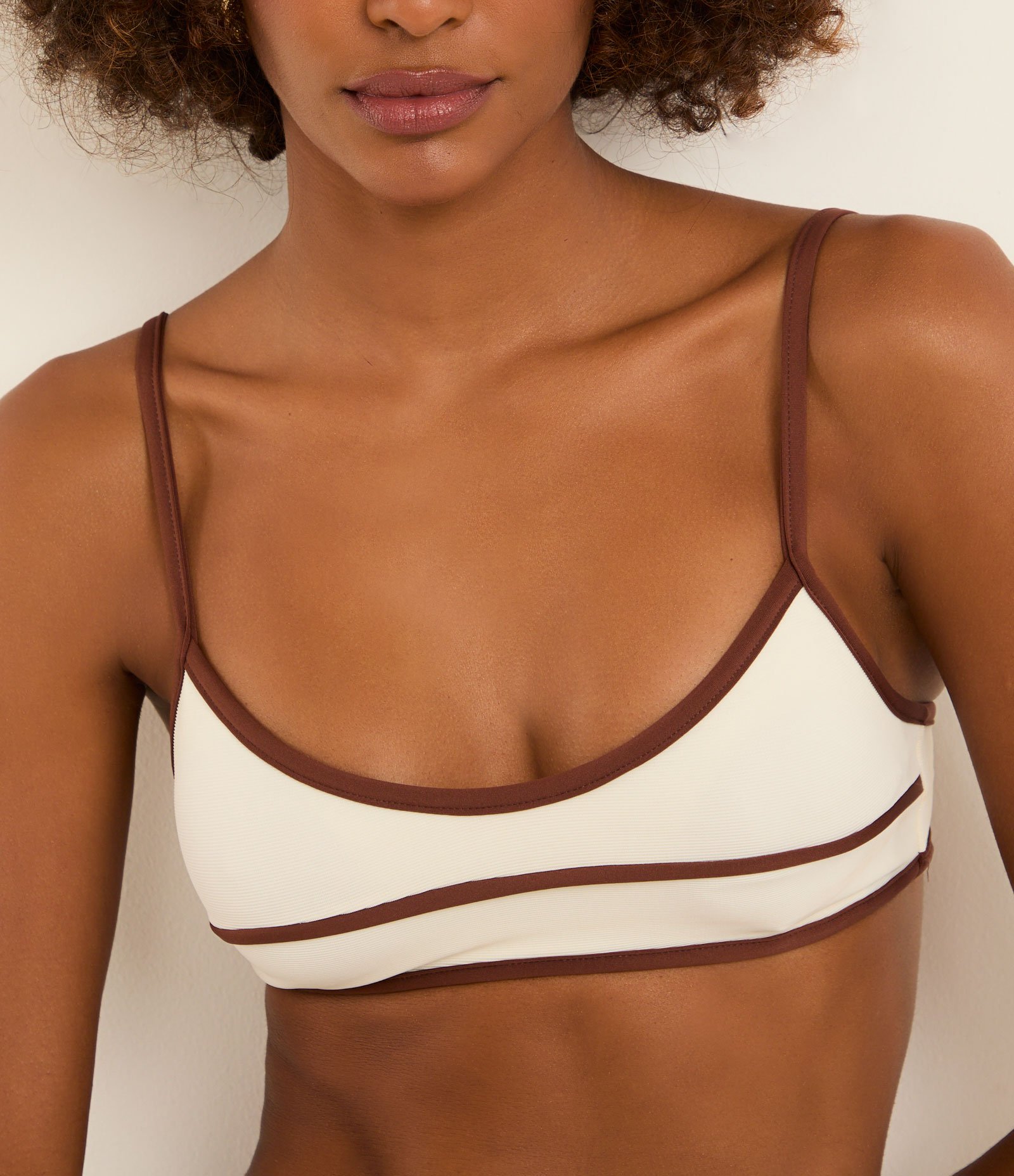 Biquíni Top Camisetinha em Microfibra Texturizada com Viés Contrastante Branco 3