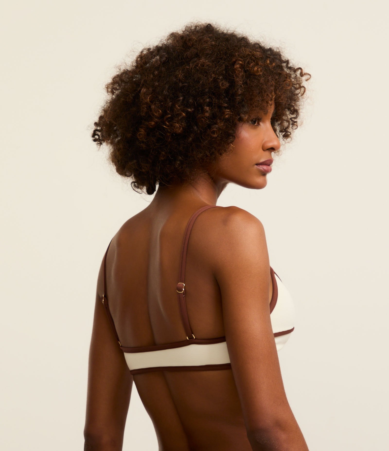 Biquíni Top Camisetinha em Microfibra Texturizada com Viés Contrastante Branco 4