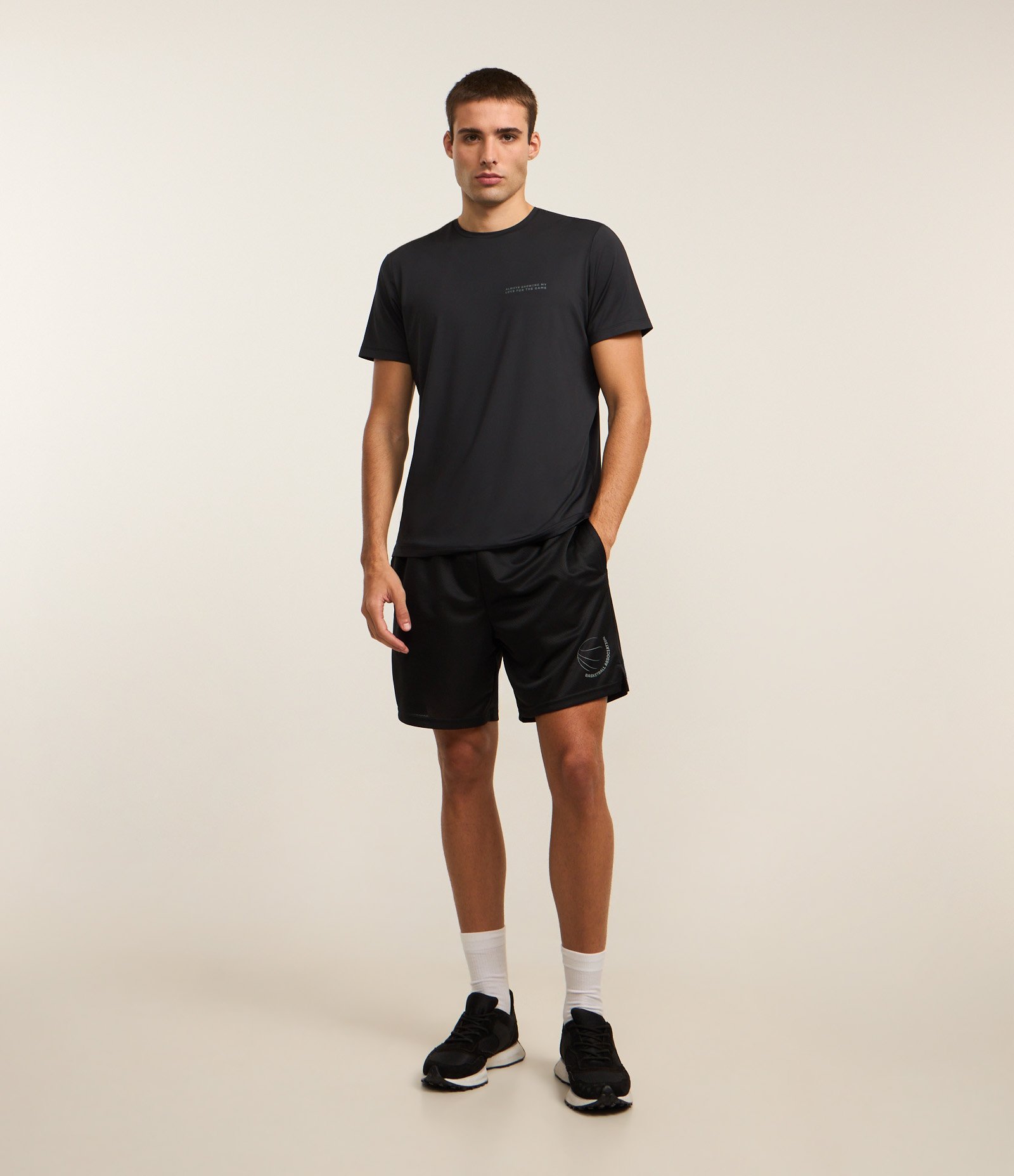 Bermuda Esportiva em Microfibra Texturizada com Estampa de Basquete Preto 1