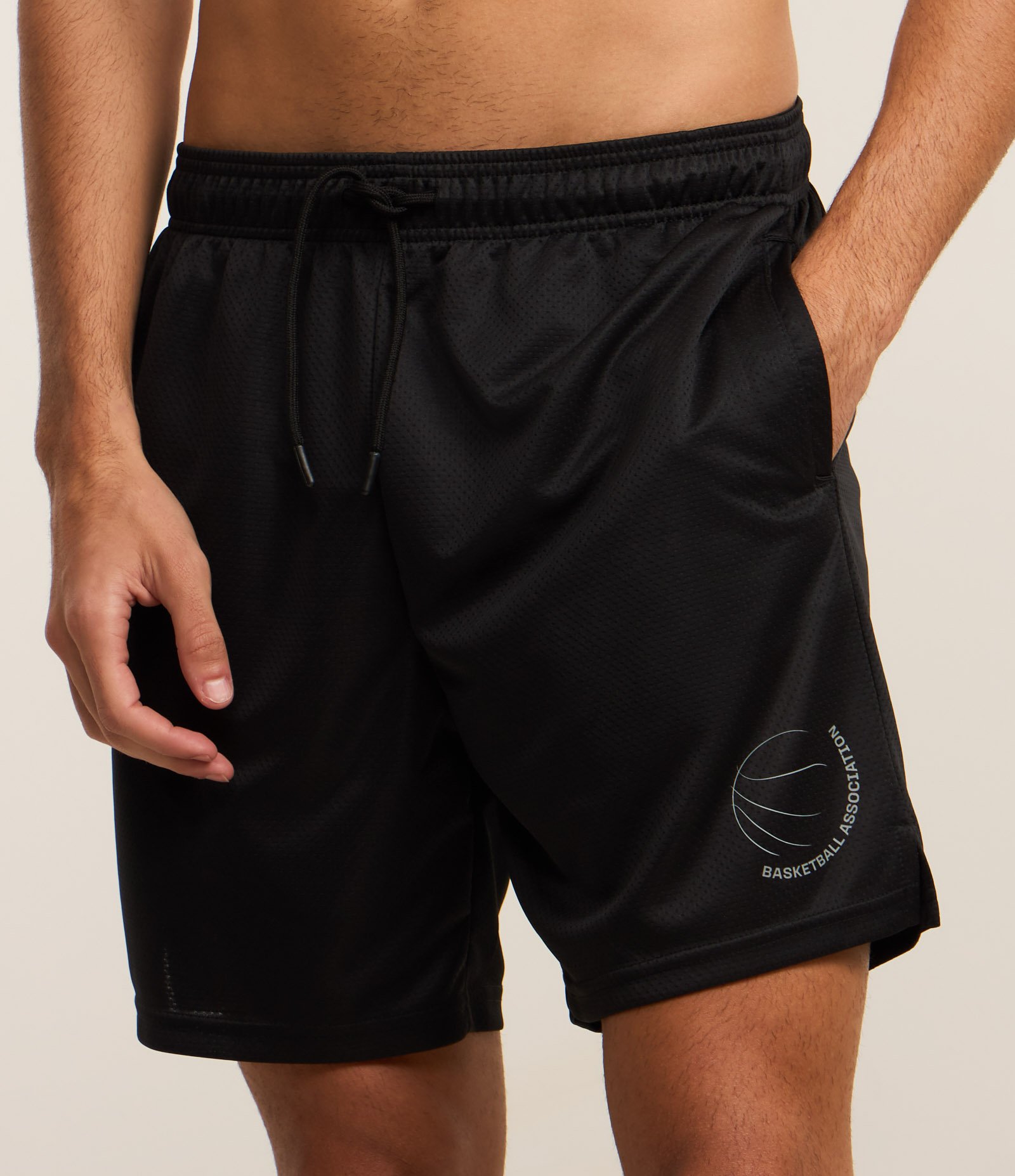 Bermuda Esportiva em Microfibra Texturizada com Estampa de Basquete Preto 2