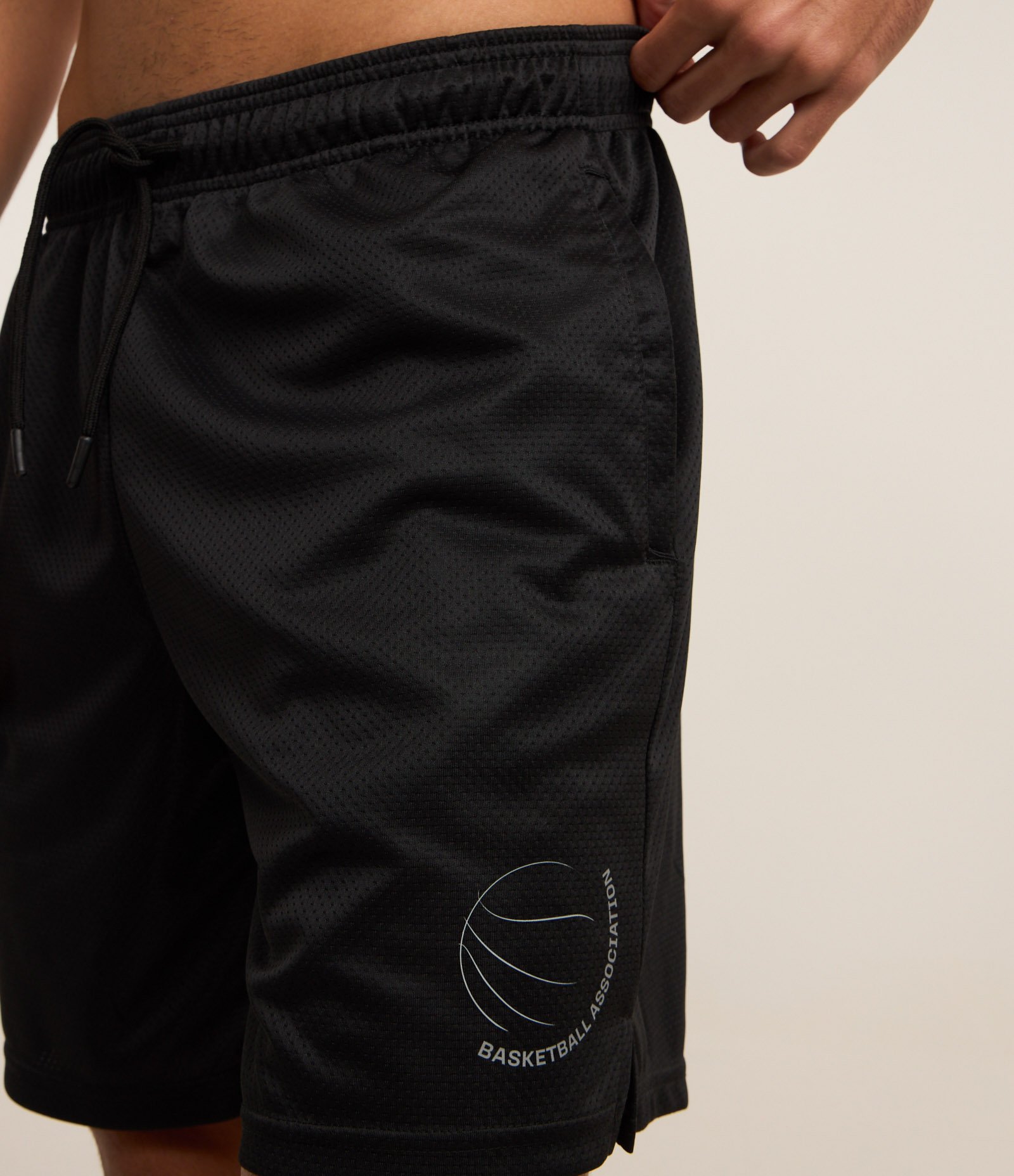 Bermuda Esportiva em Microfibra Texturizada com Estampa de Basquete Preto 3