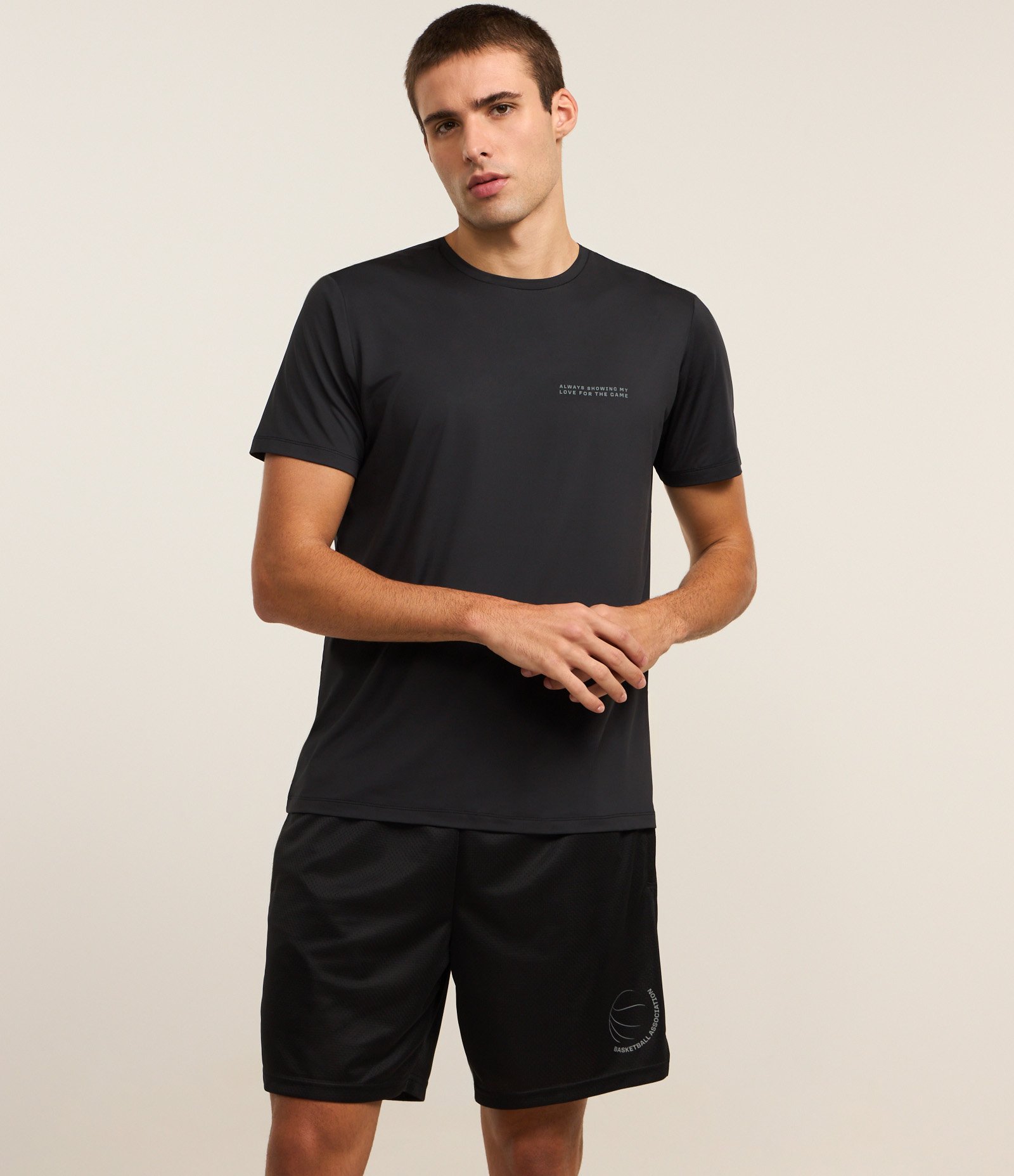 Bermuda Esportiva em Microfibra Texturizada com Estampa de Basquete Preto 4