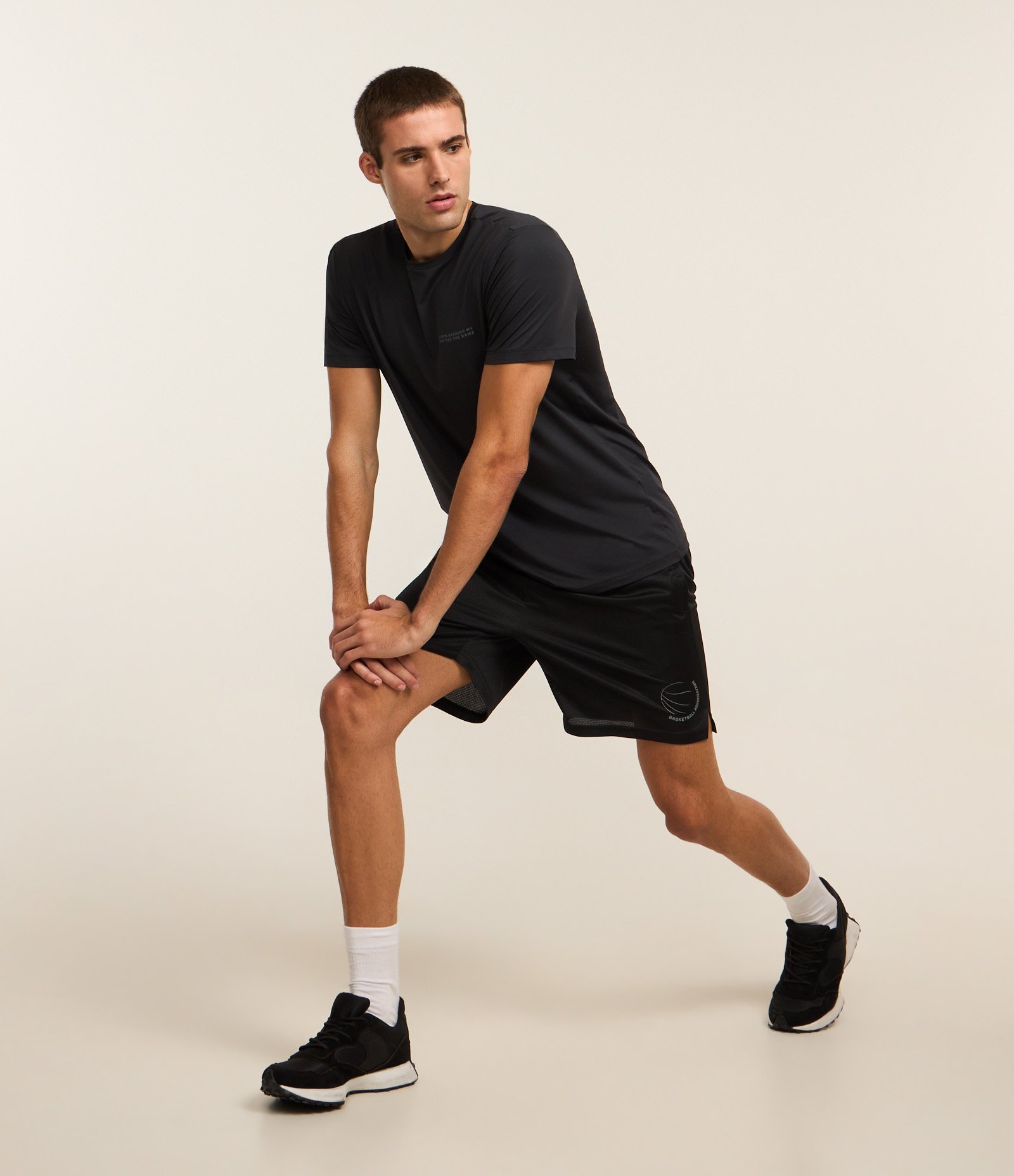 Bermuda Esportiva em Microfibra Texturizada com Estampa de Basquete Preto 5