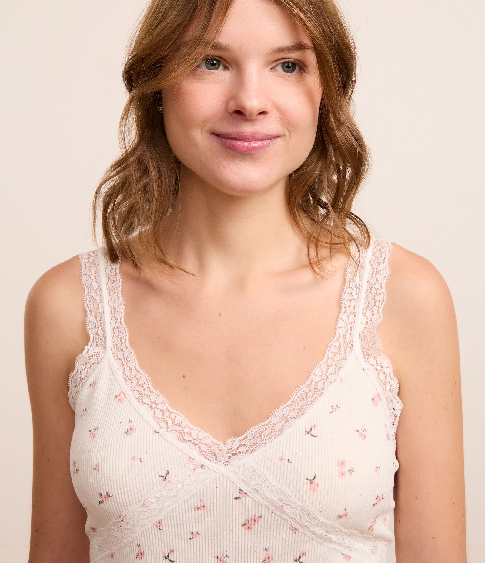 Blusa de Pijama Seamless com Estampa Floral e Renda Cruzada Branco 2