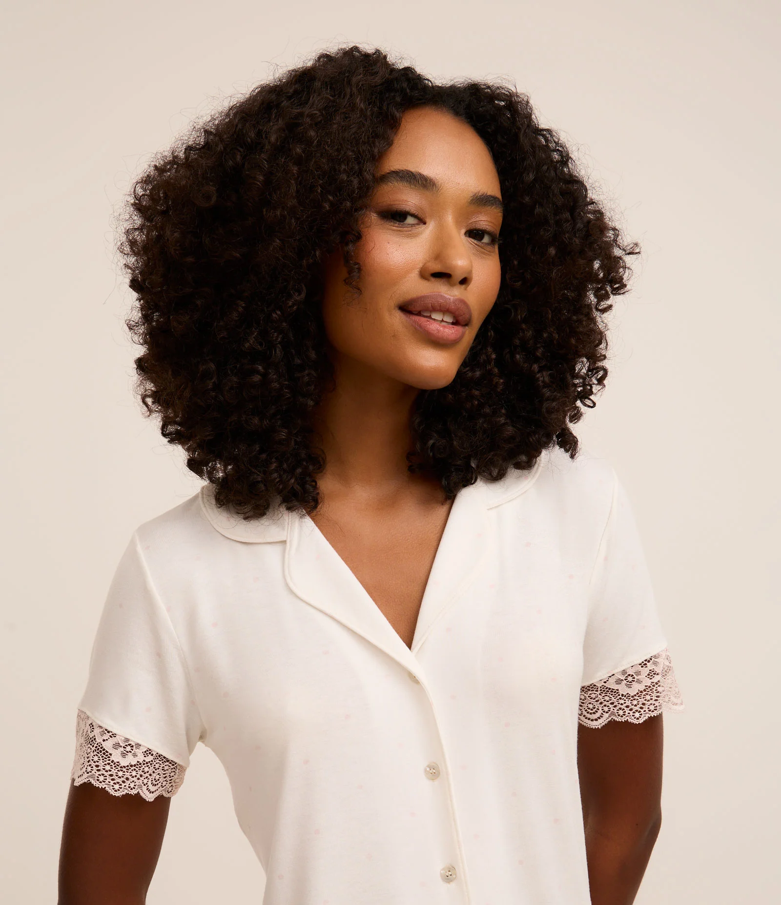 Pijama Short Doll Americano com Barra Rendada e Estampa Mini Poá Off White 3