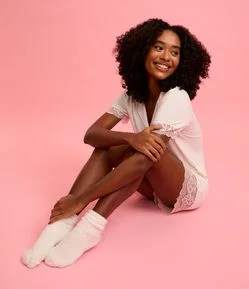 Pijama Short Doll Americano com Barra Rendada e Estampa Mini Poá