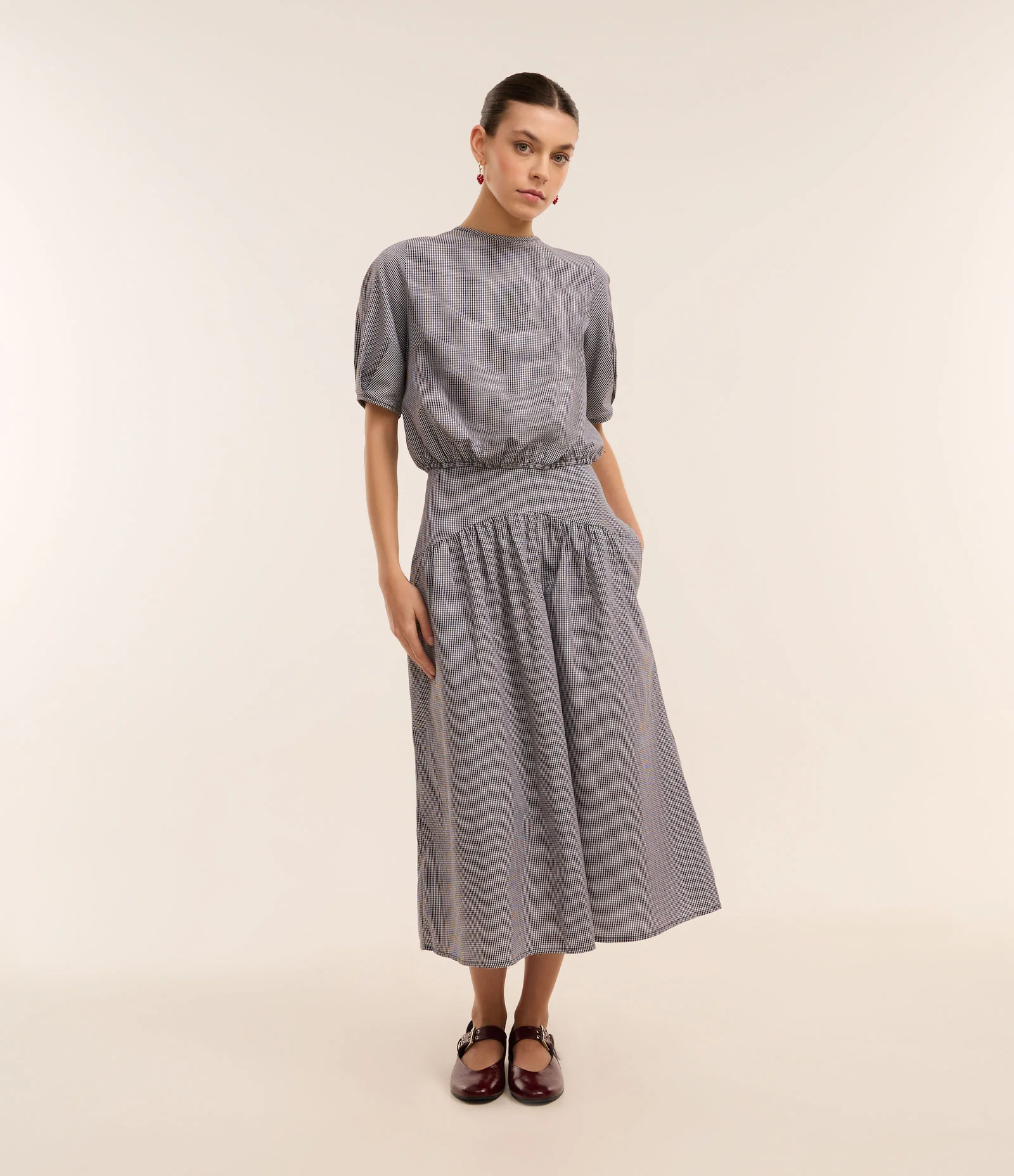 Saia Midi em Tricoline Xadrez Vichy e Zíper Preto 1