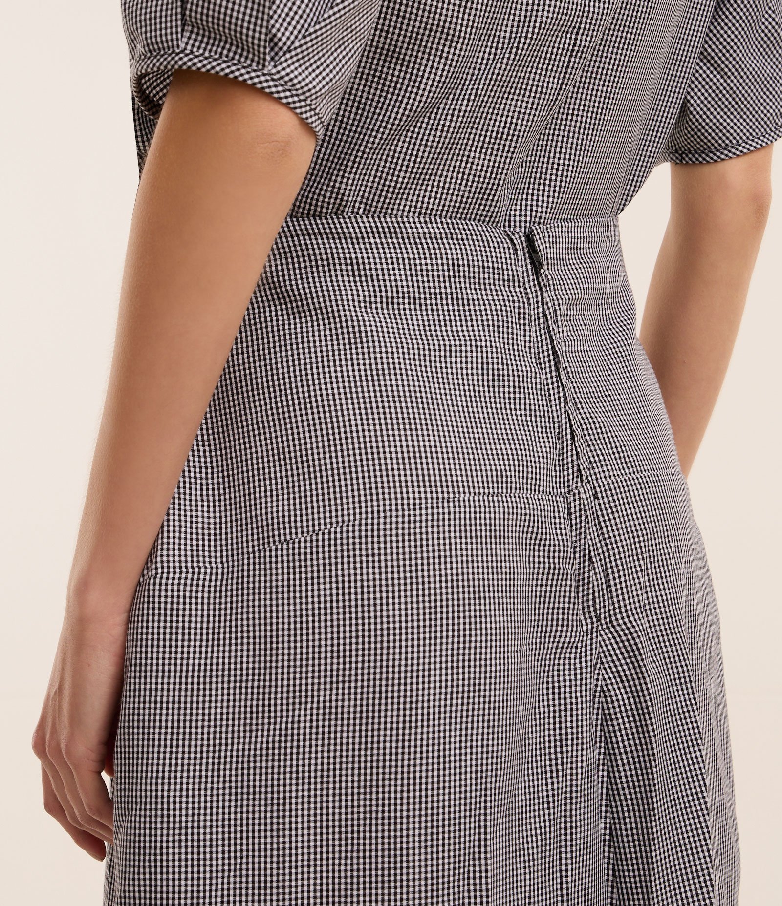 Saia Midi em Tricoline Xadrez Vichy e Zíper Preto 3