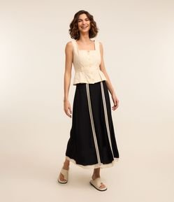 Saia Evasê Midi em Tricoline Texturizada com Entremeios
