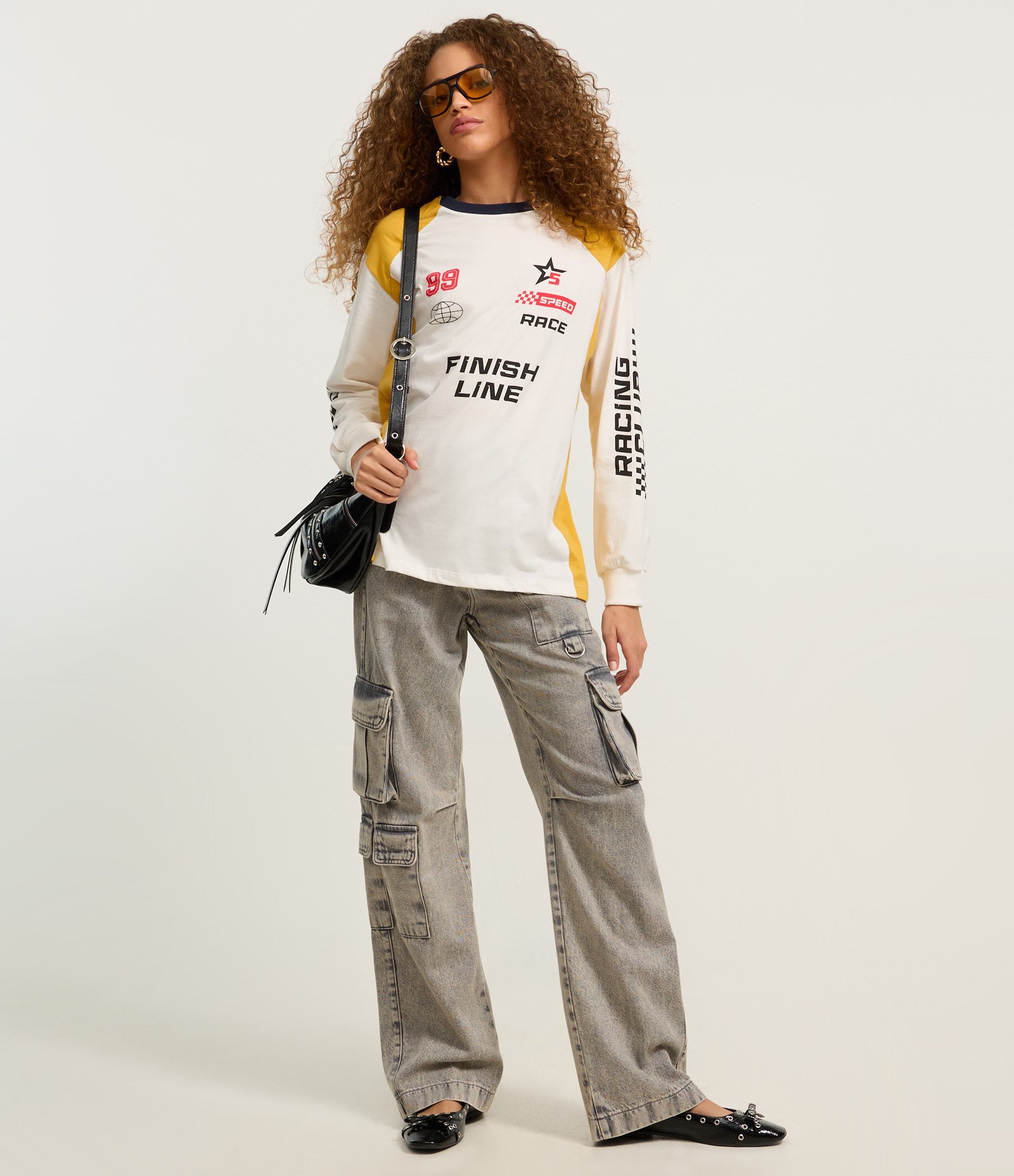 Camiseta em Algodão com Recortes Contrastante e Lettering Branco 2