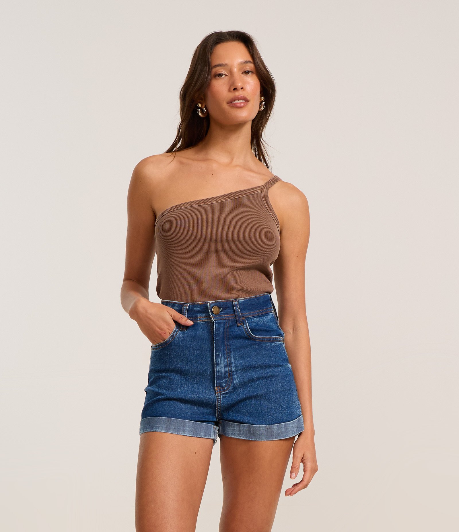 Short Hot Pants em Jeans com Cintura Alta e Barra Dobrada Médio 2