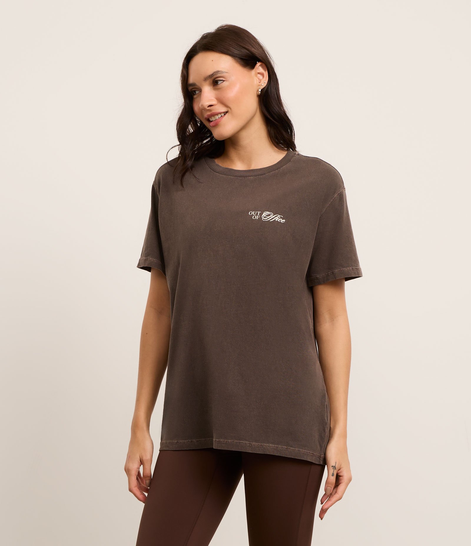 Camiseta Oversized Esportiva em Algodão Estonado com Estampa Out of Office Marrom 2