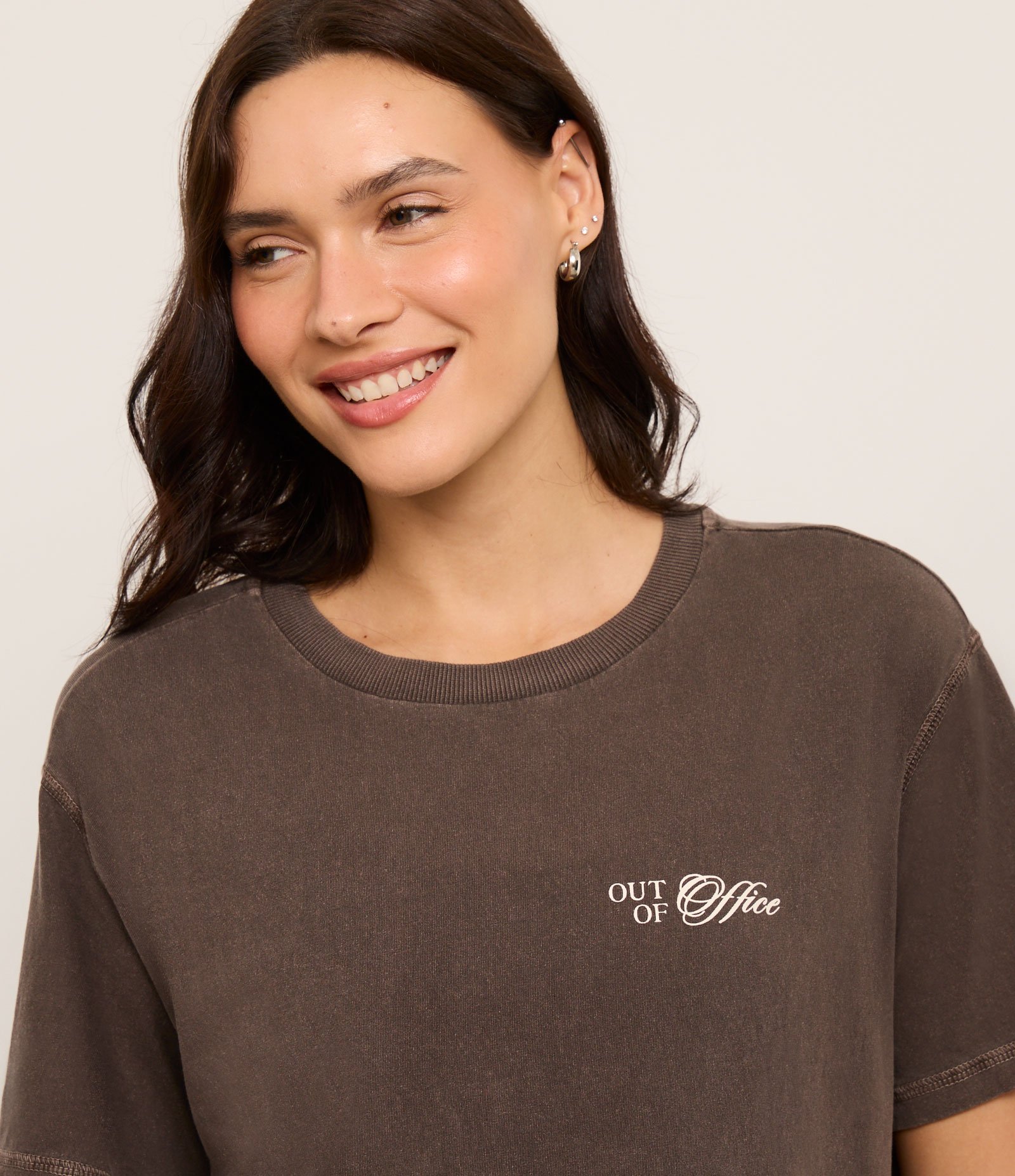 Camiseta Oversized Esportiva em Algodão Estonado com Estampa Out of Office Marrom 4