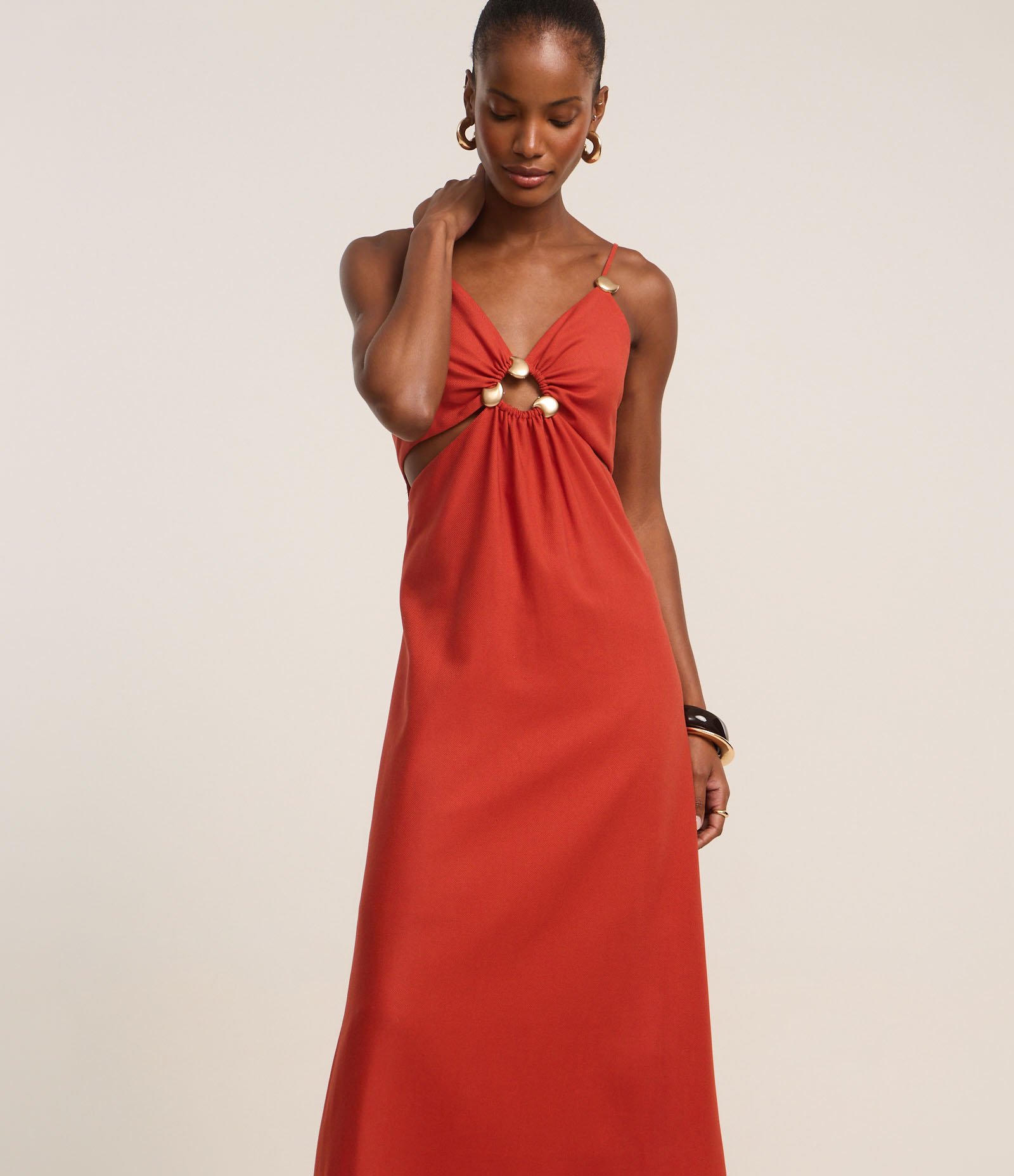 Vestido Midi em Viscolinho com Recorte Cut Out e Aviamentos Vermelho 3