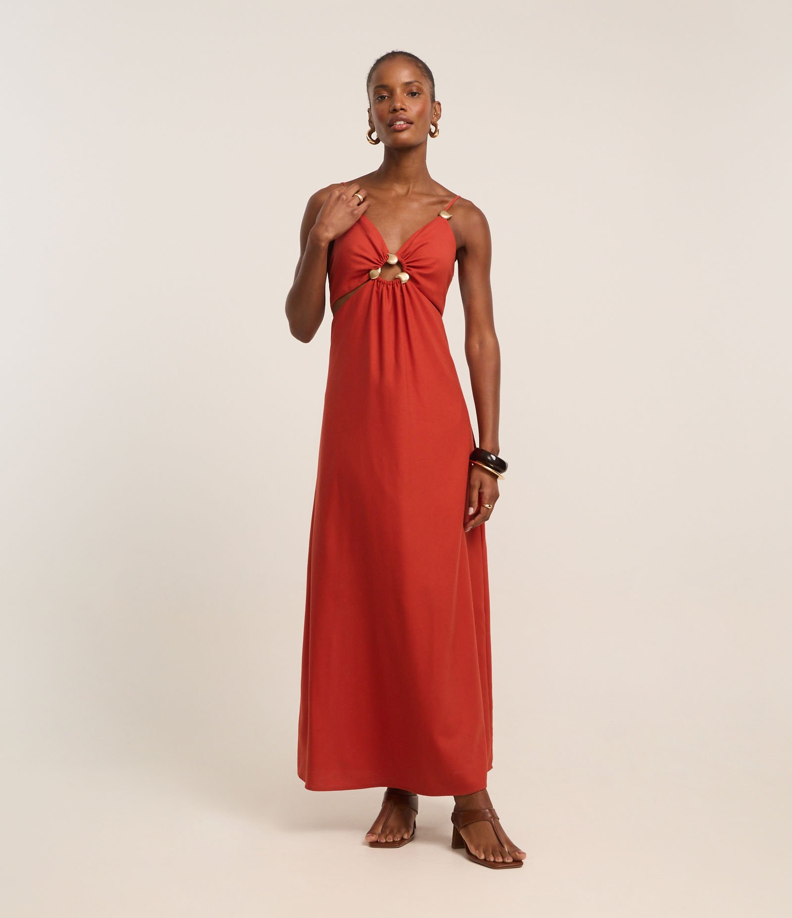 Vestido Midi em Viscolinho com Recorte Cut Out e Aviamentos Vermelho 4