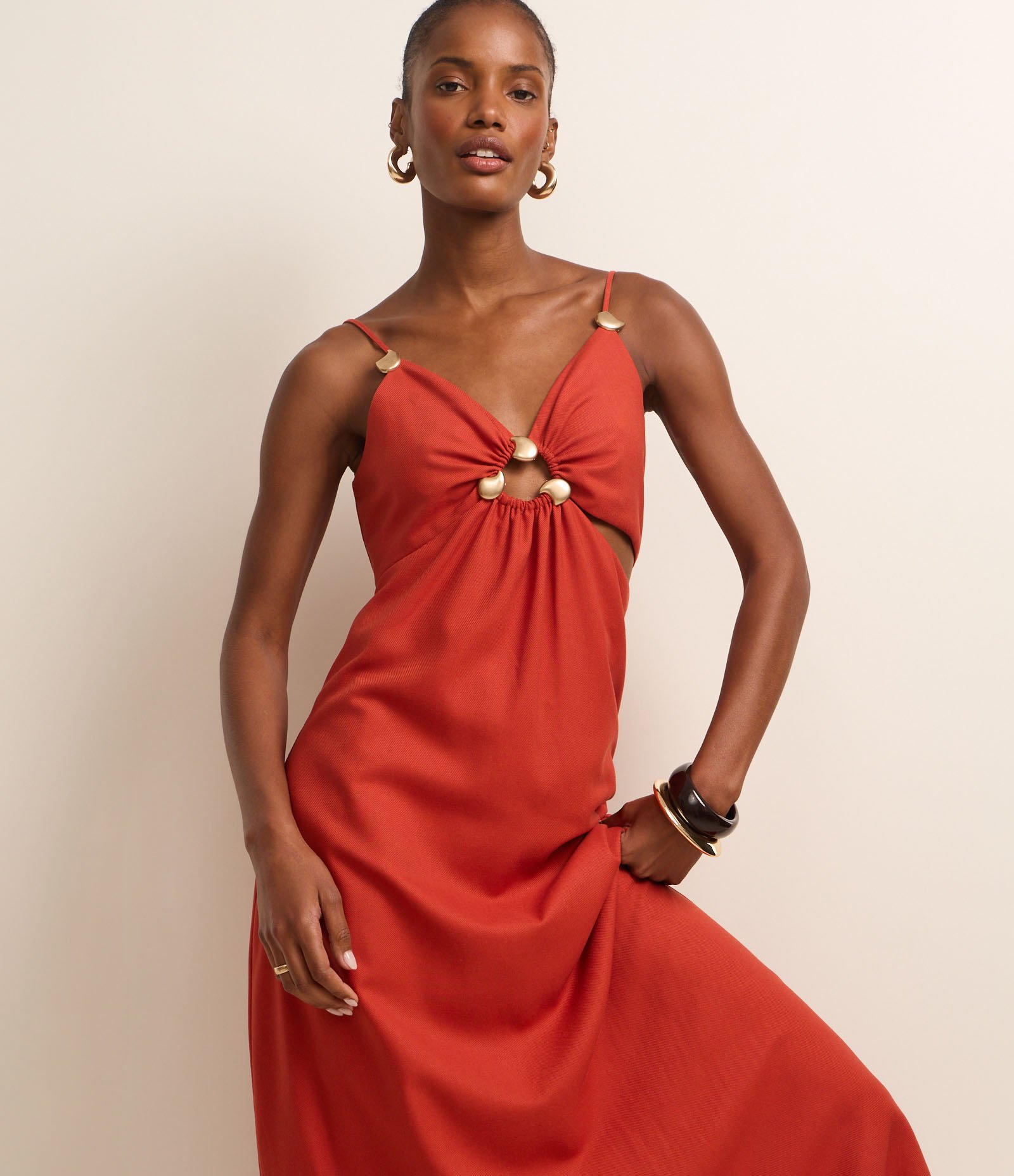 Vestido Midi em Viscolinho com Recorte Cut Out e Aviamentos Vermelho 7