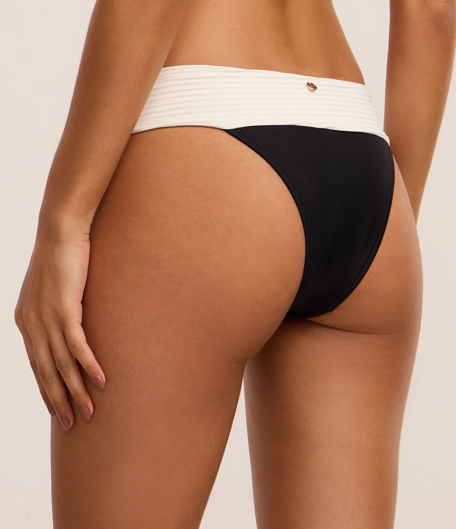 Biquíni Calcinha Pala Larga em Microfibra com Bloco de Cor Preto/Off White 4