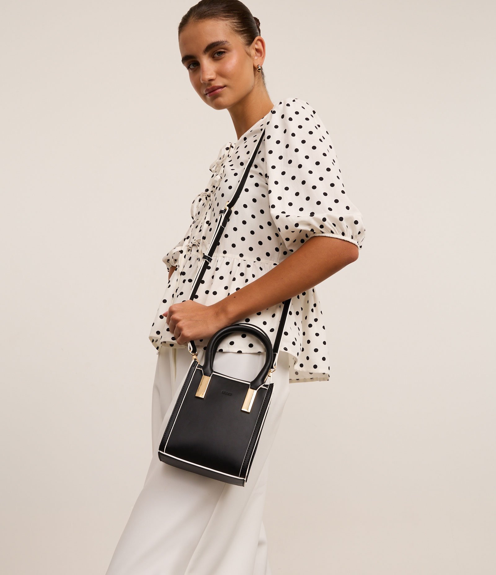 Bolsa Transversal Pequena com Detalhes Bicolor Preto 8