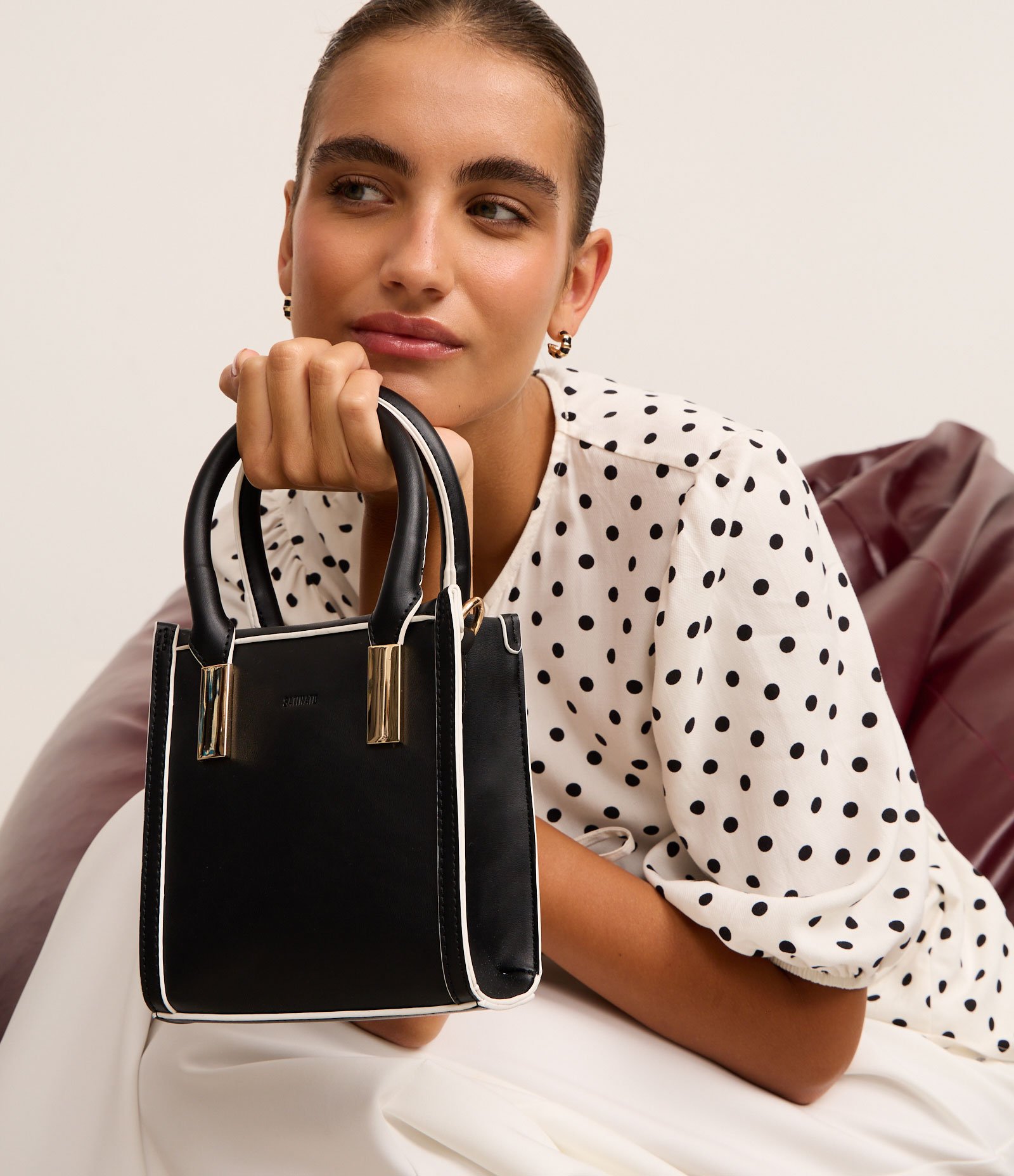 Bolsa Transversal Pequena com Detalhes Bicolor Preto 1