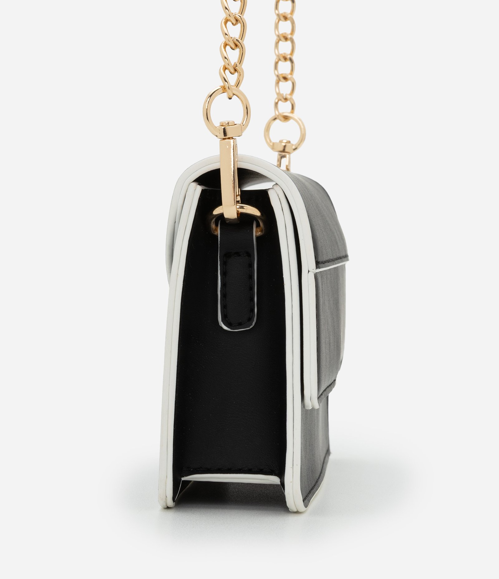 Bolsa Transversal Pequena com Tampa e Detalhes Contrastantes Preto 3