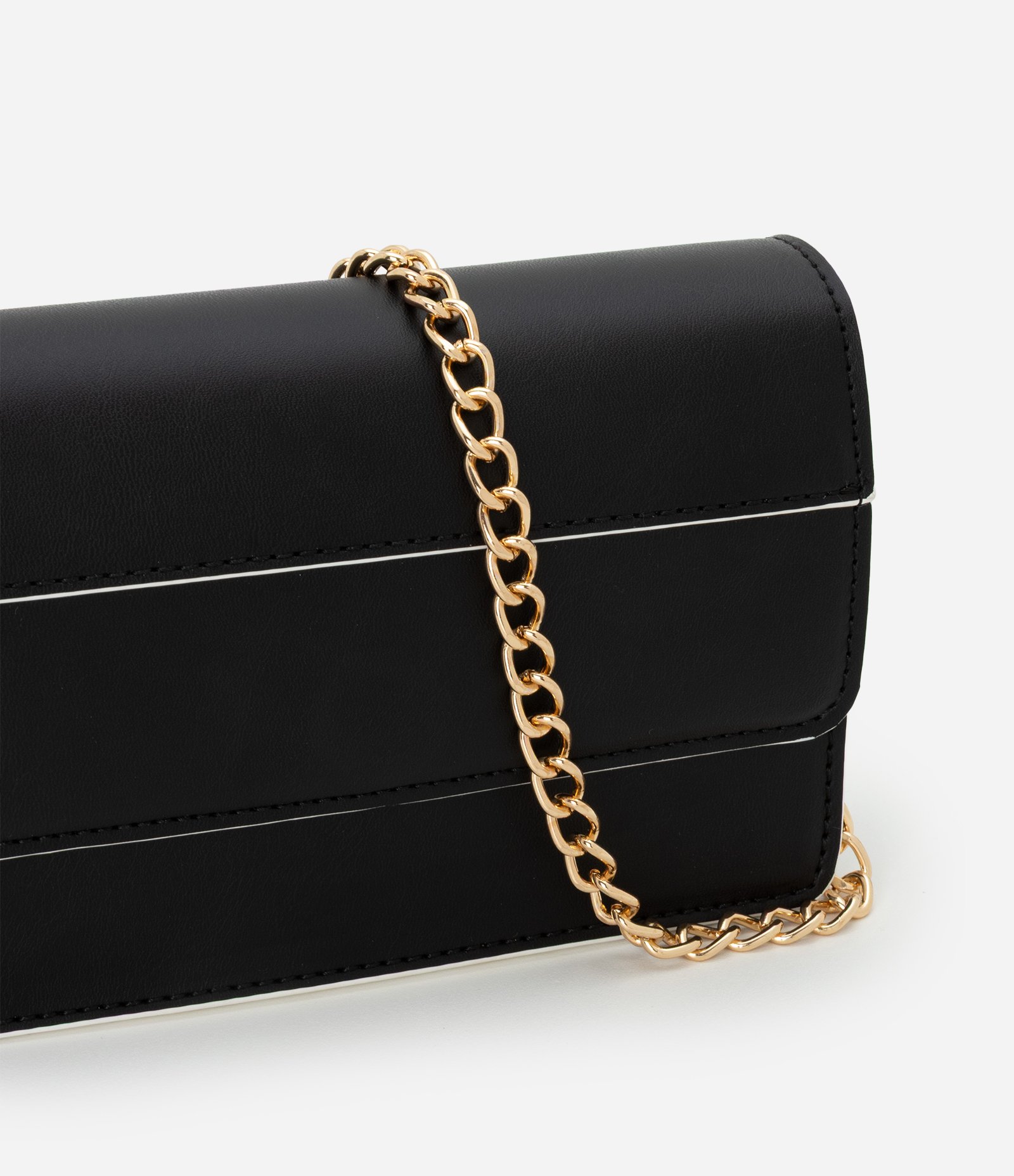 Bolsa Transversal Pequena com Tampa e Detalhes Contrastantes Preto 5