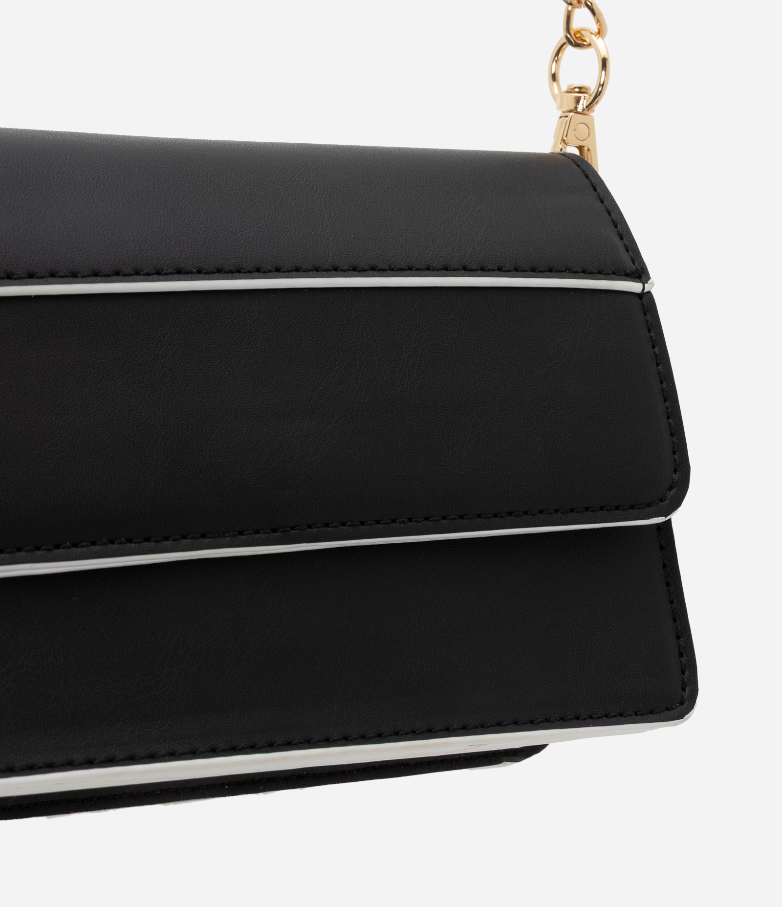 Bolsa Transversal Pequena com Tampa e Detalhes Contrastantes Preto 6