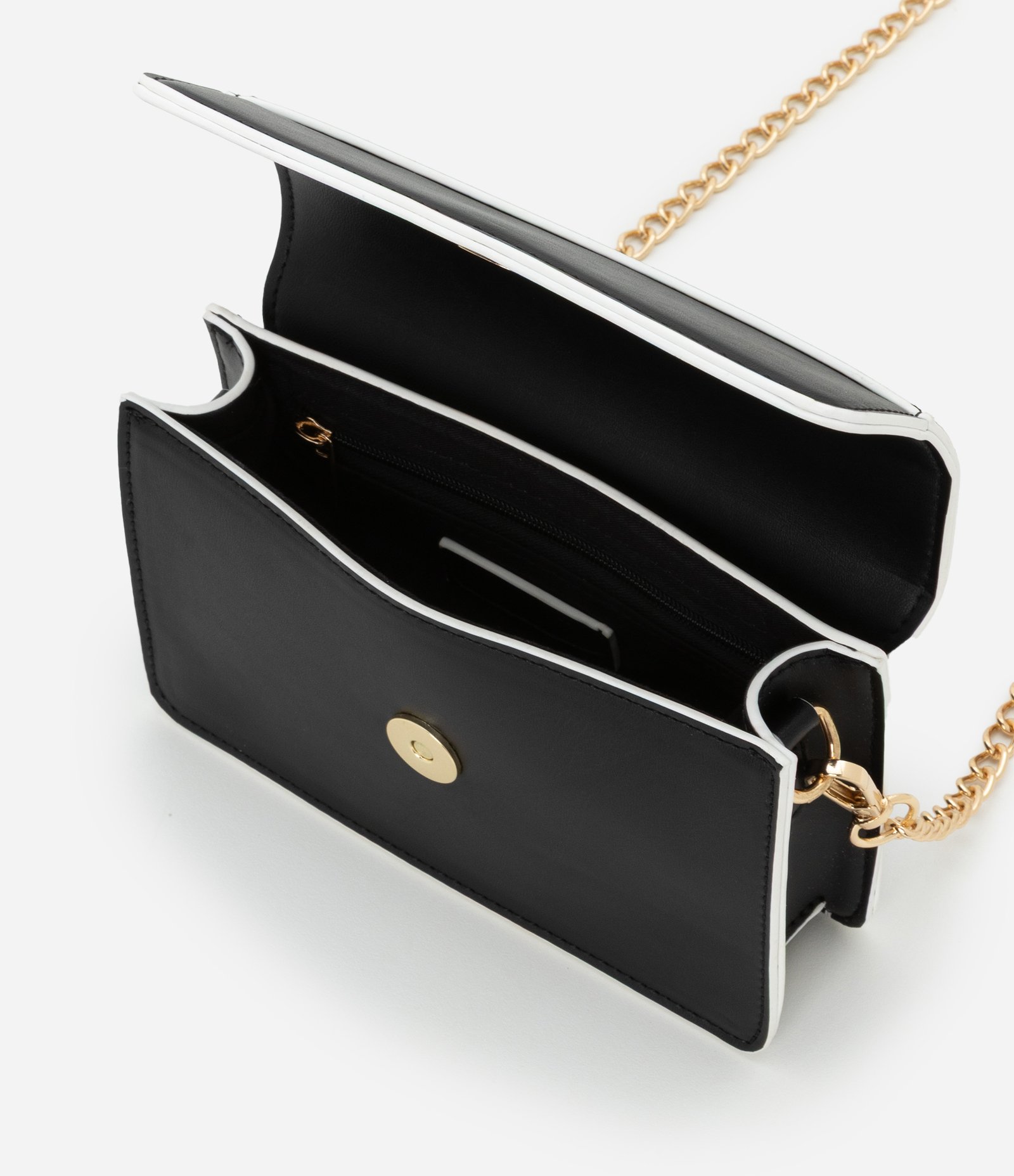 Bolsa Transversal Pequena com Tampa e Detalhes Contrastantes Preto 7