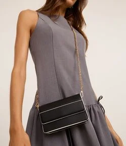 Bolsa Transversal Pequena com Tampa e Detalhes Contrastantes