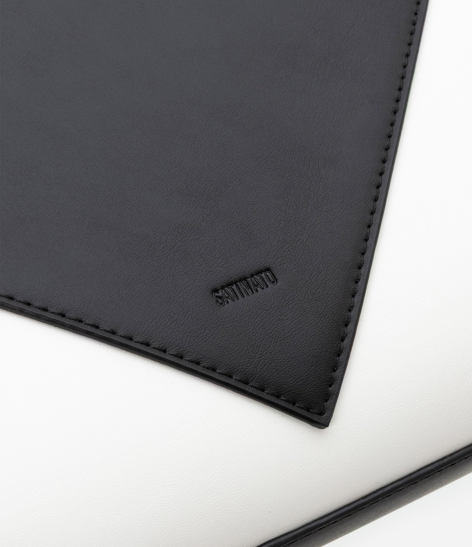 Bolsa Satchel Média com Detalhes Contrastantes Bicolor Preto/Off White 7