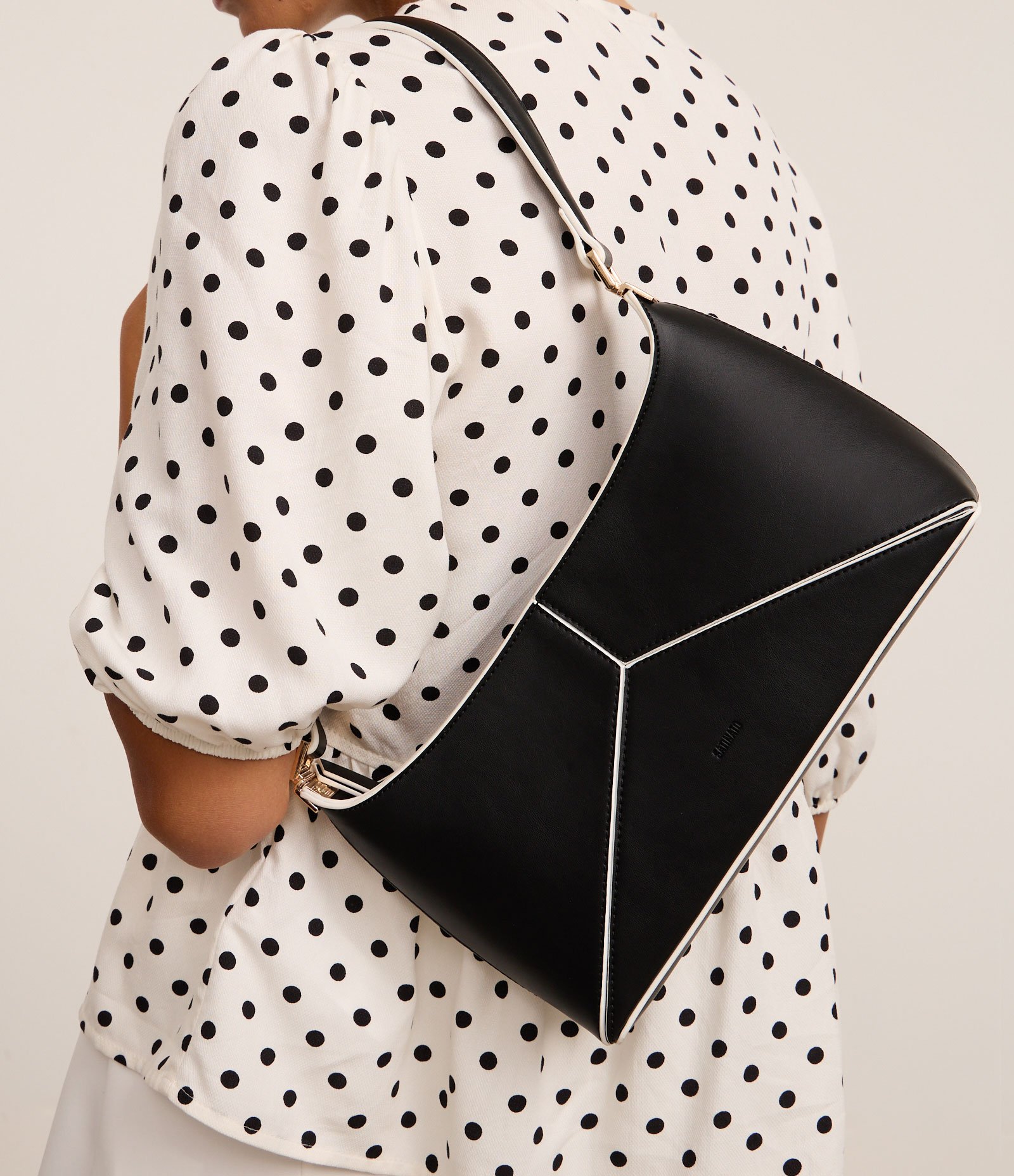 Bolsa Baguete Média com Recortes Bicolor Preto 8