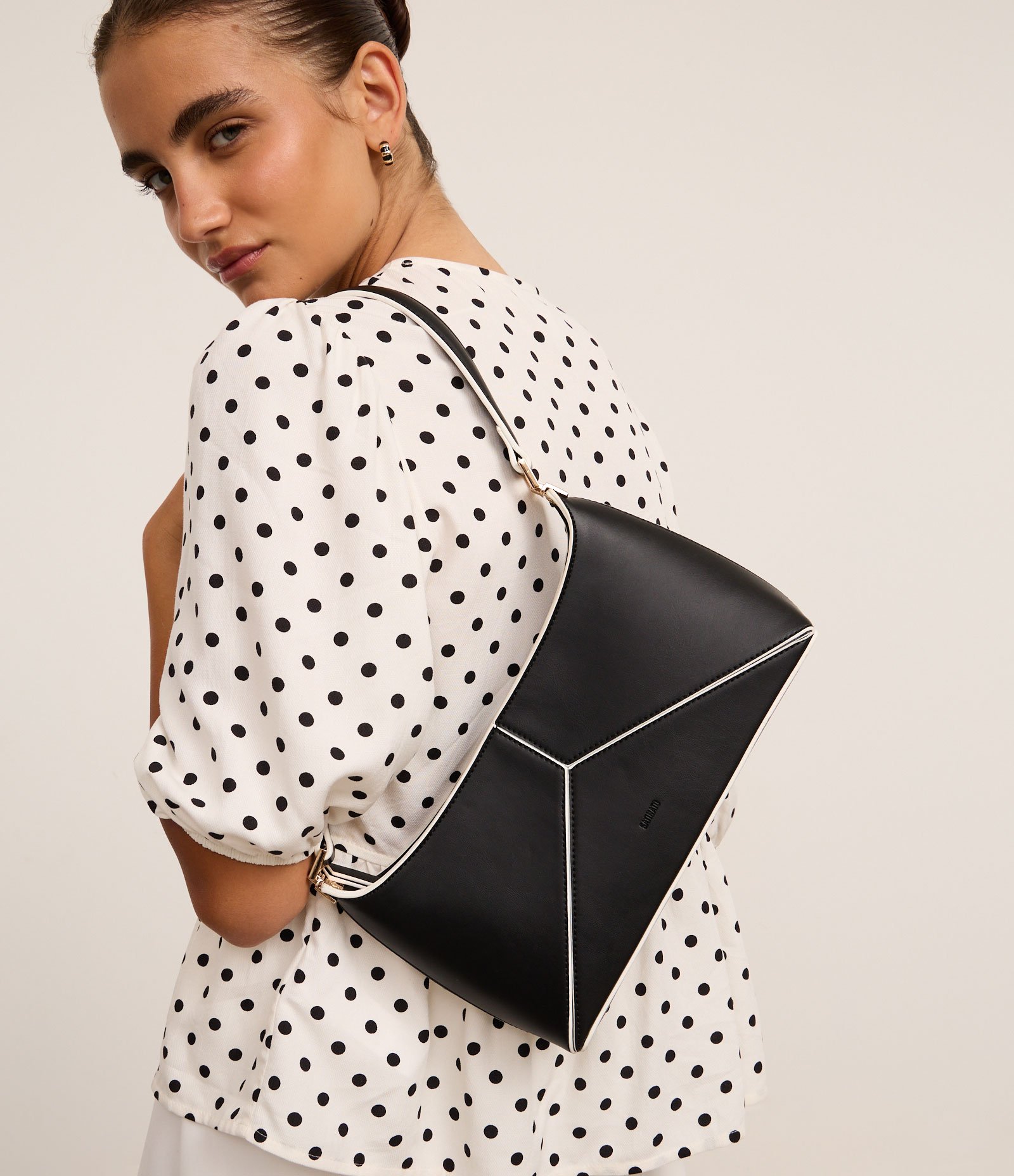Bolsa Baguete Média com Recortes Bicolor Preto 1
