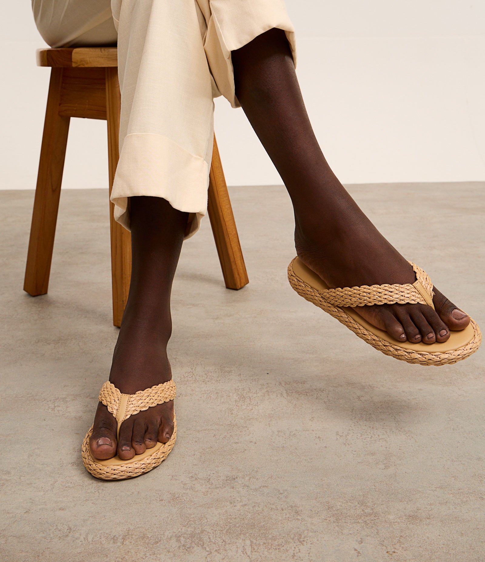 Sandália Rasteira de Dedo com Efeito Ráfia Bege 5