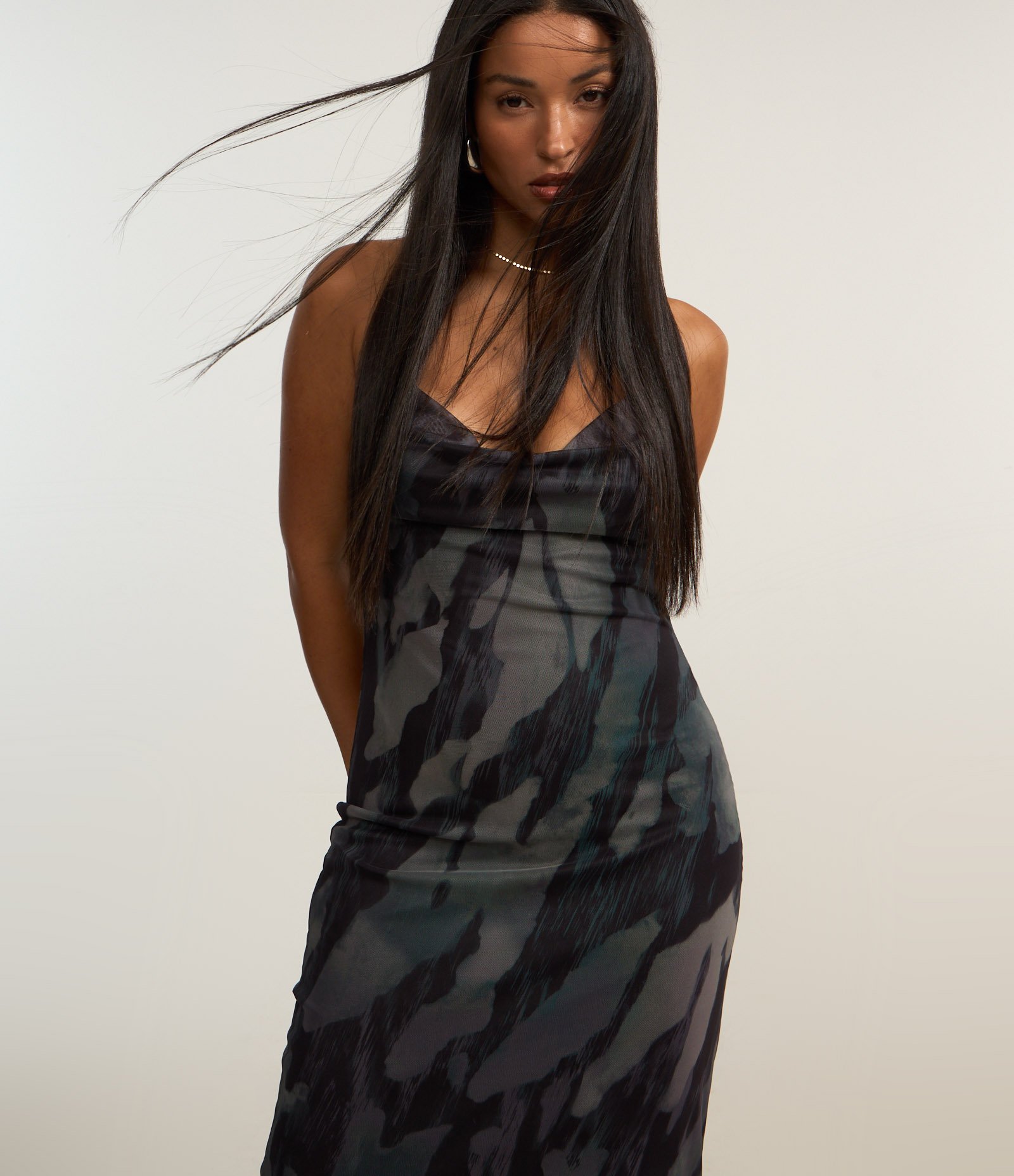 Vestido Longo em Tule com Decote Degagê e Estampa Abstrata Preto 1