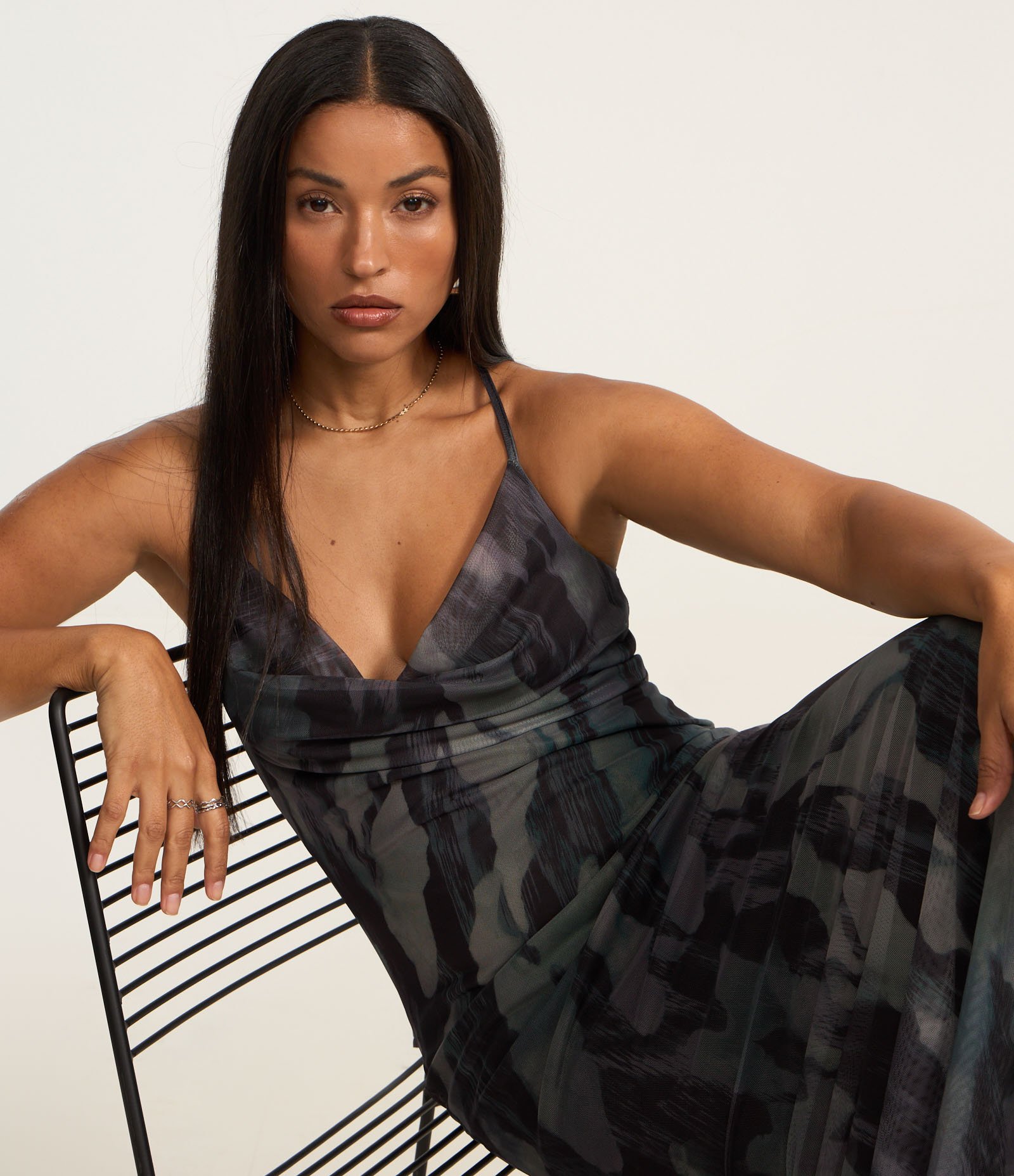 Vestido Longo em Tule com Decote Degagê e Estampa Abstrata Preto 5